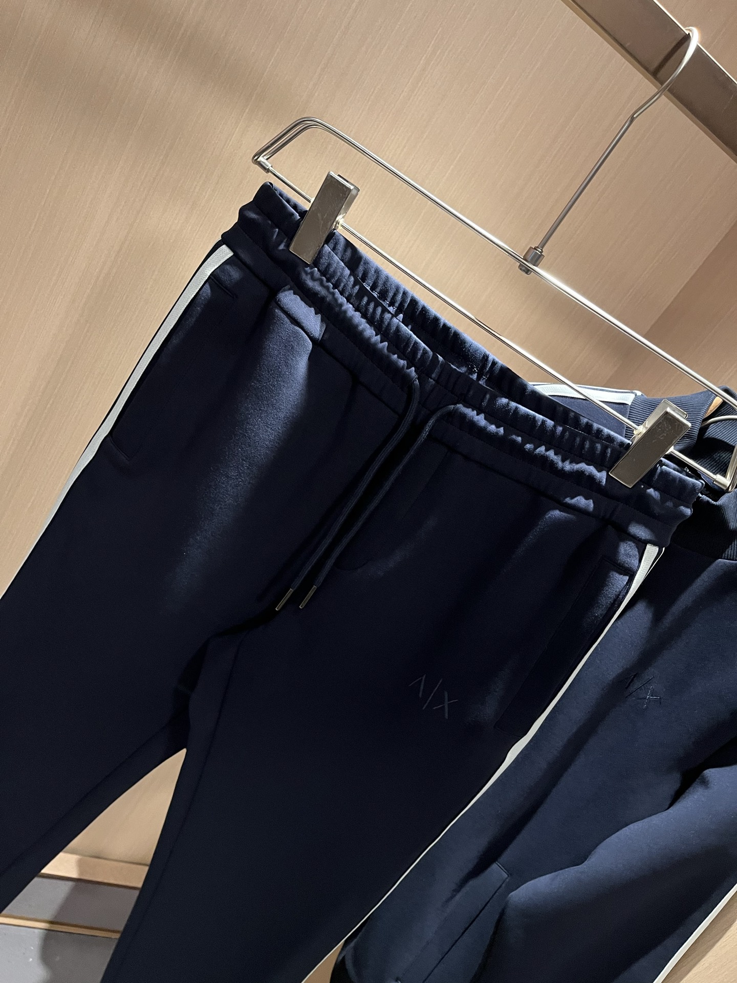  Arman阿*尼2025秋冬新款男士休闲套装原单代工厂订单，标志字母logo图案刺绣设计！简洁的设计精