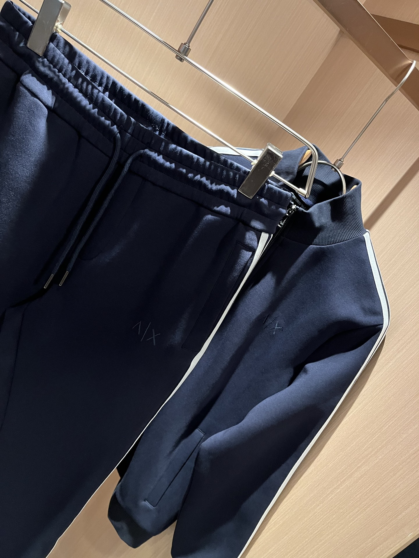  Arman阿*尼2025秋冬新款男士休闲套装原单代工厂订单，标志字母logo图案刺绣设计！简洁的设计精