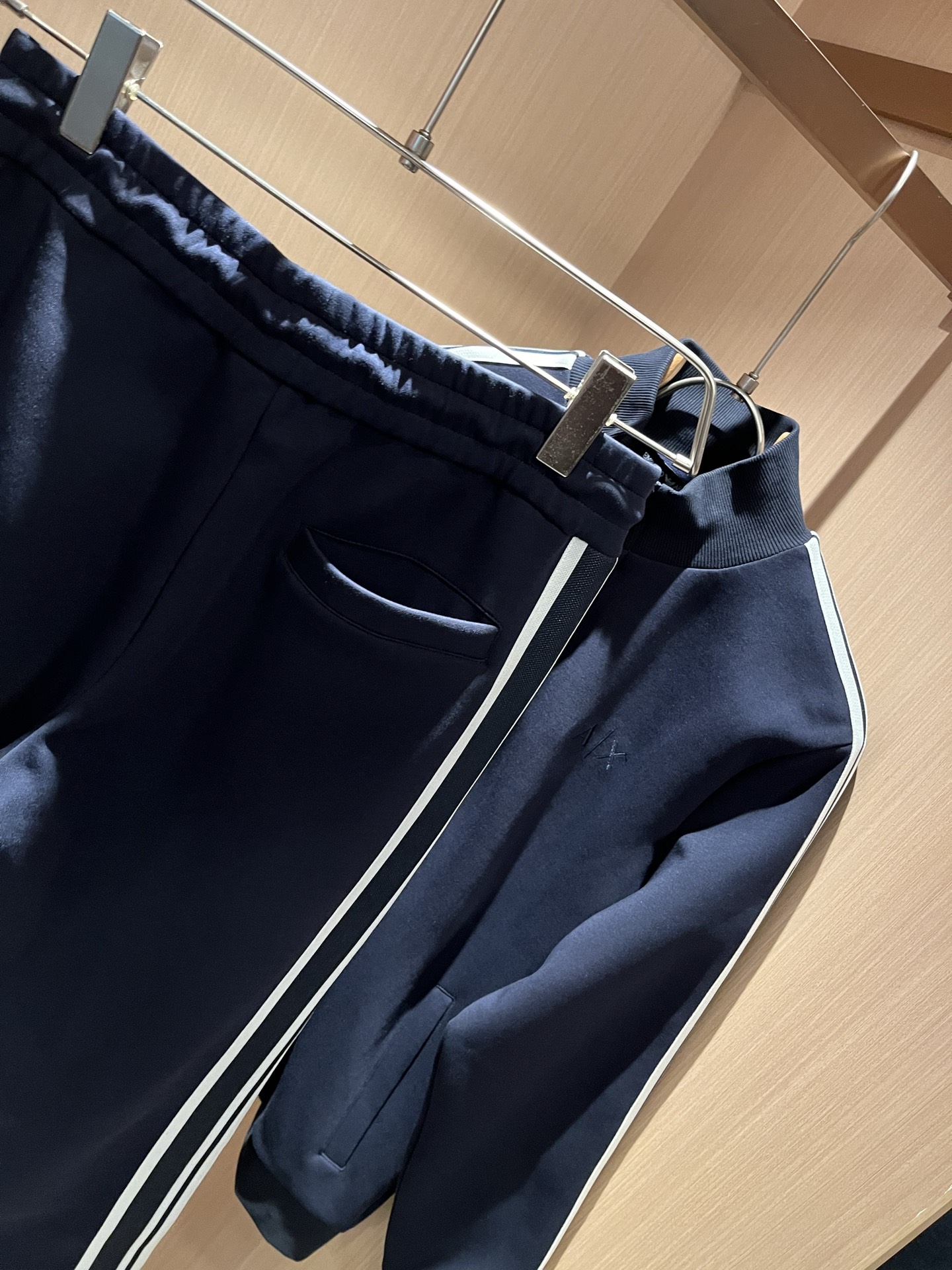  Arman阿*尼2025秋冬新款男士休闲套装原单代工厂订单，标志字母logo图案刺绣设计！简洁的设计精