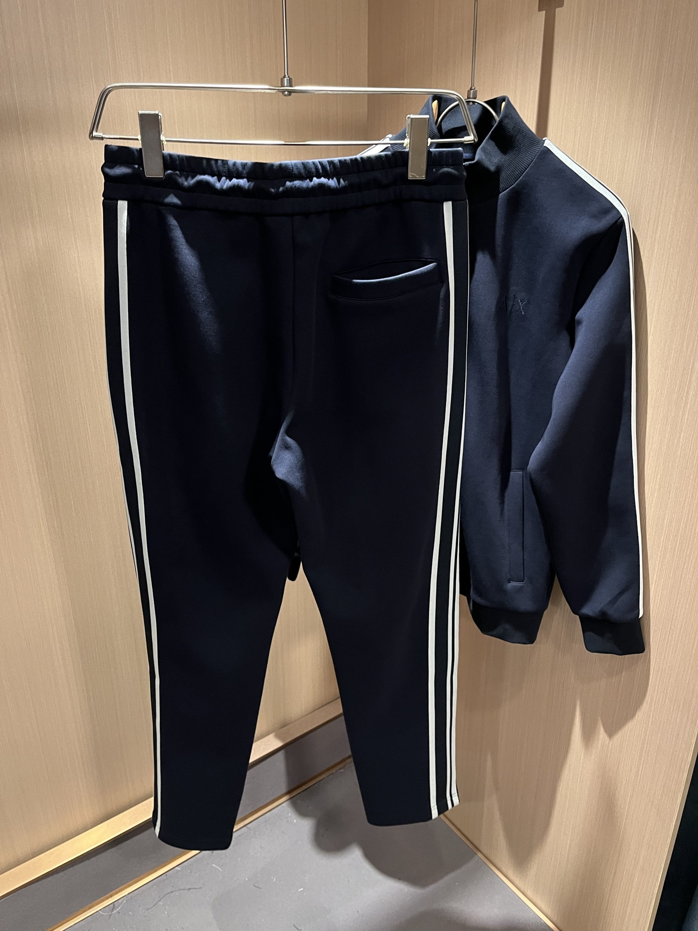  Arman阿*尼2025秋冬新款男士休闲套装原单代工厂订单，标志字母logo图案刺绣设计！简洁的设计精