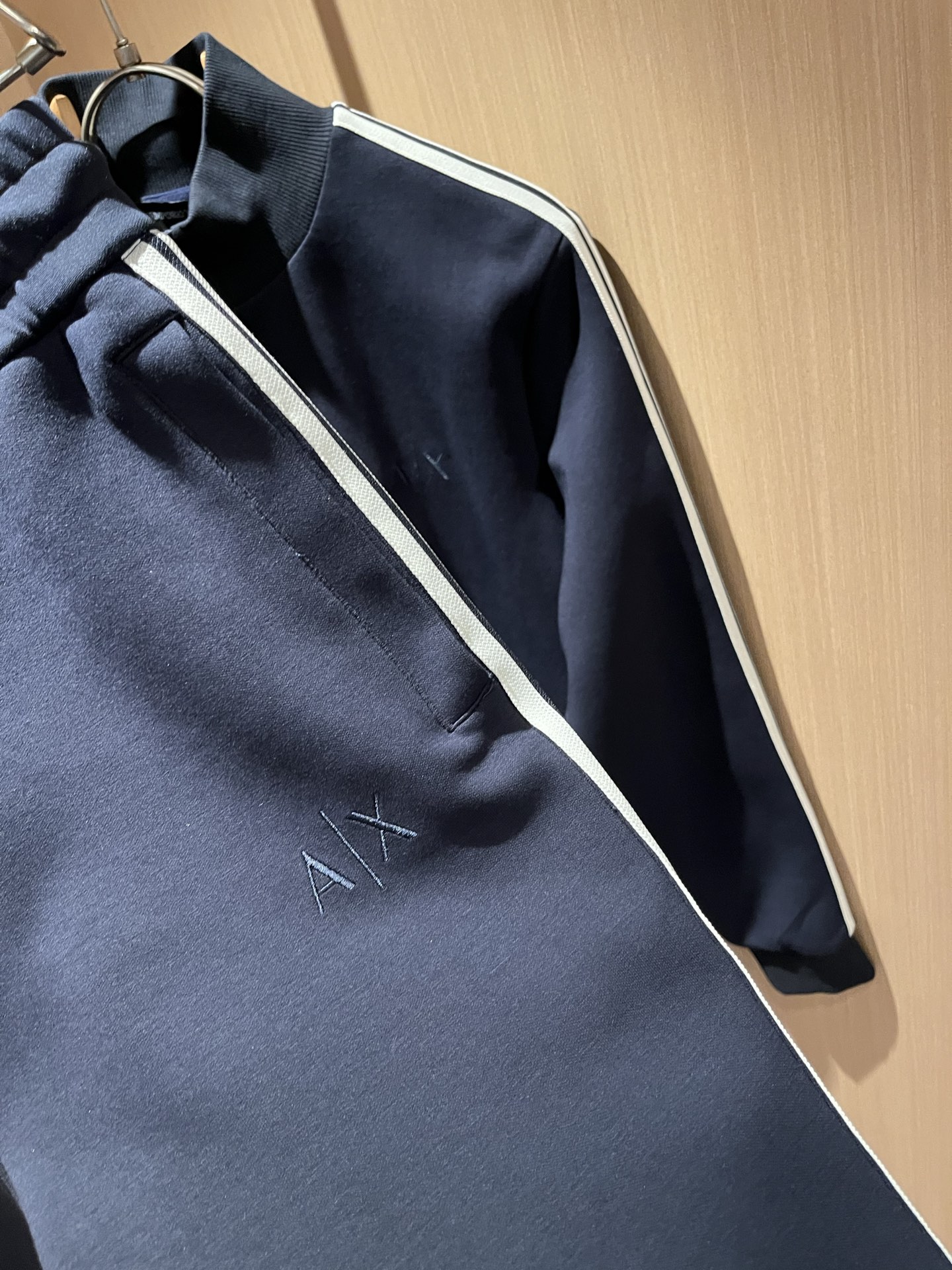  Arman阿*尼2025秋冬新款男士休闲套装原单代工厂订单，标志字母logo图案刺绣设计！简洁的设计精