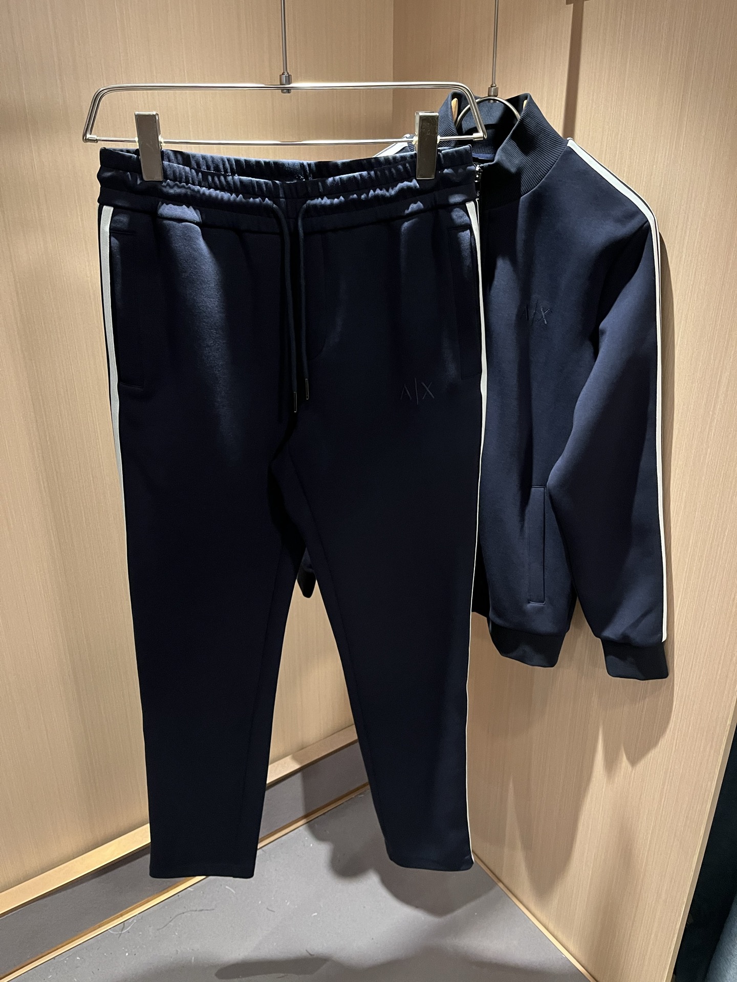  Arman阿*尼2025秋冬新款男士休闲套装原单代工厂订单，标志字母logo图案刺绣设计！简洁的设计精