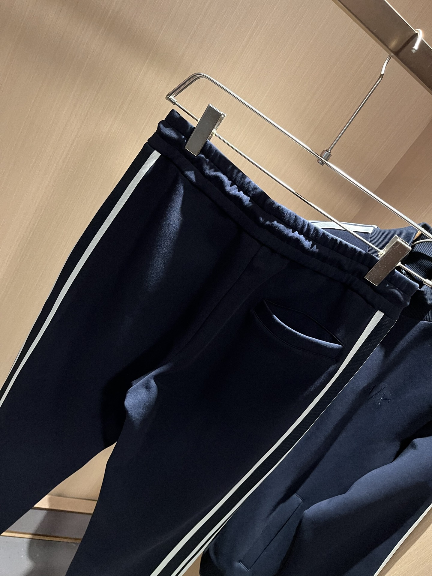  Arman阿*尼2025秋冬新款男士休闲套装原单代工厂订单，标志字母logo图案刺绣设计！简洁的设计精