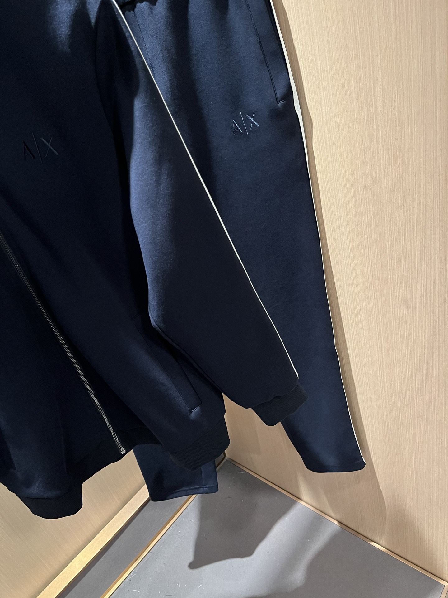  Arman阿*尼2025秋冬新款男士休闲套装原单代工厂订单，标志字母logo图案刺绣设计！简洁的设计精