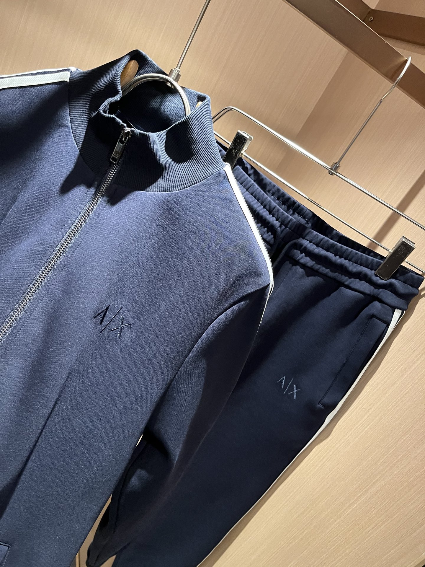  Arman阿*尼2025秋冬新款男士休闲套装原单代工厂订单，标志字母logo图案刺绣设计！简洁的设计精