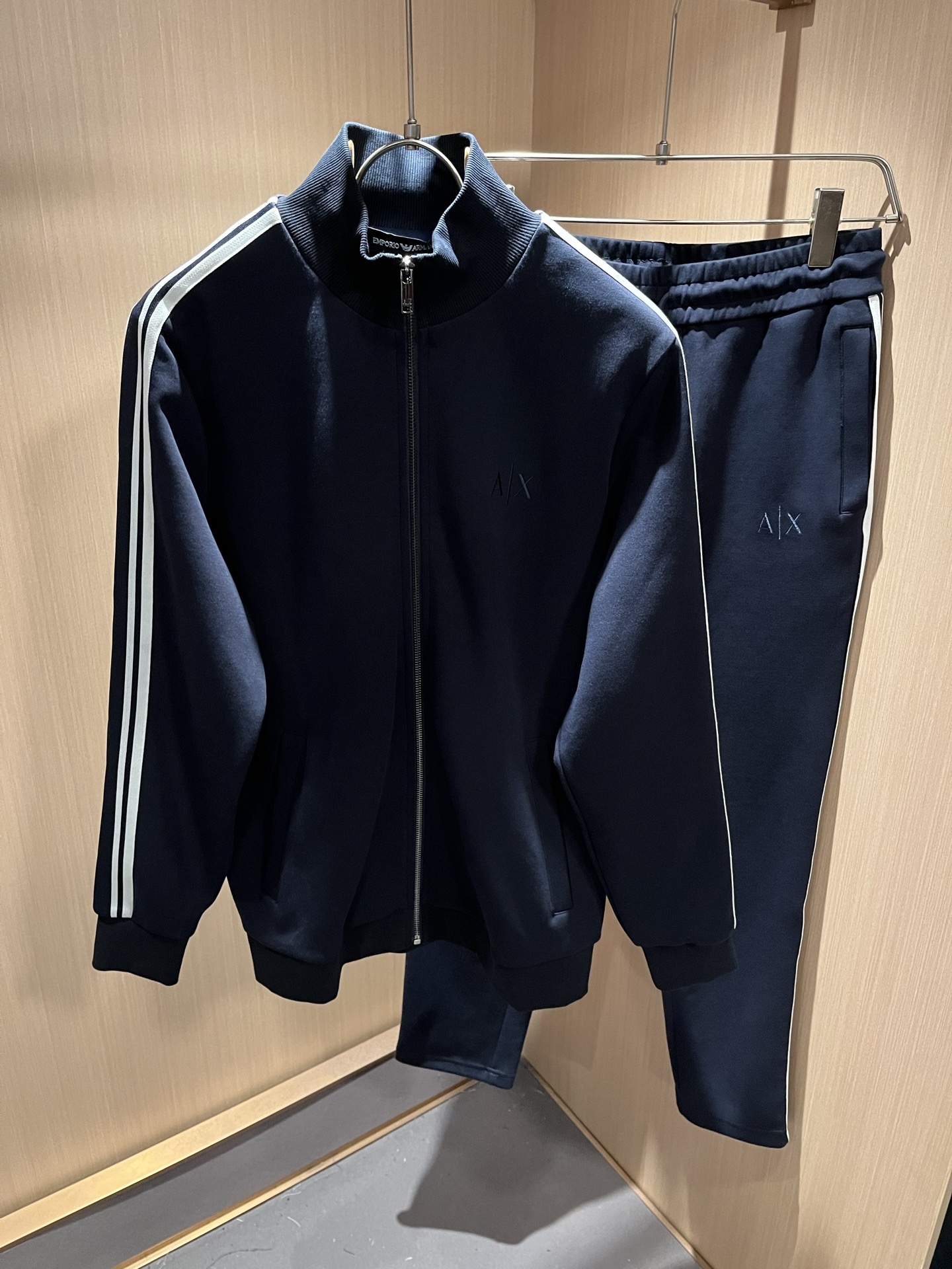  Arman阿*尼2025秋冬新款男士休闲套装原单代工厂订单，标志字母logo图案刺绣设计！简洁的设计精