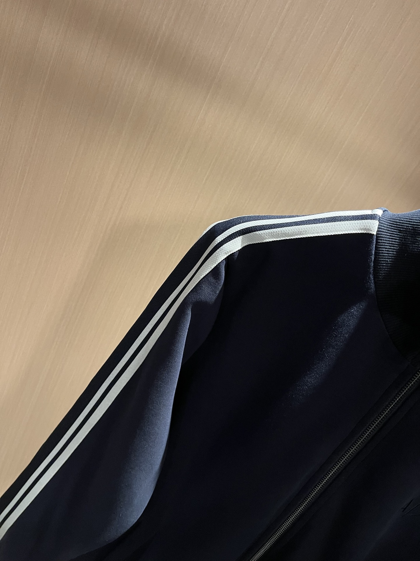  Arman阿*尼2025秋冬新款男士休闲套装原单代工厂订单，标志字母logo图案刺绣设计！简洁的设计精