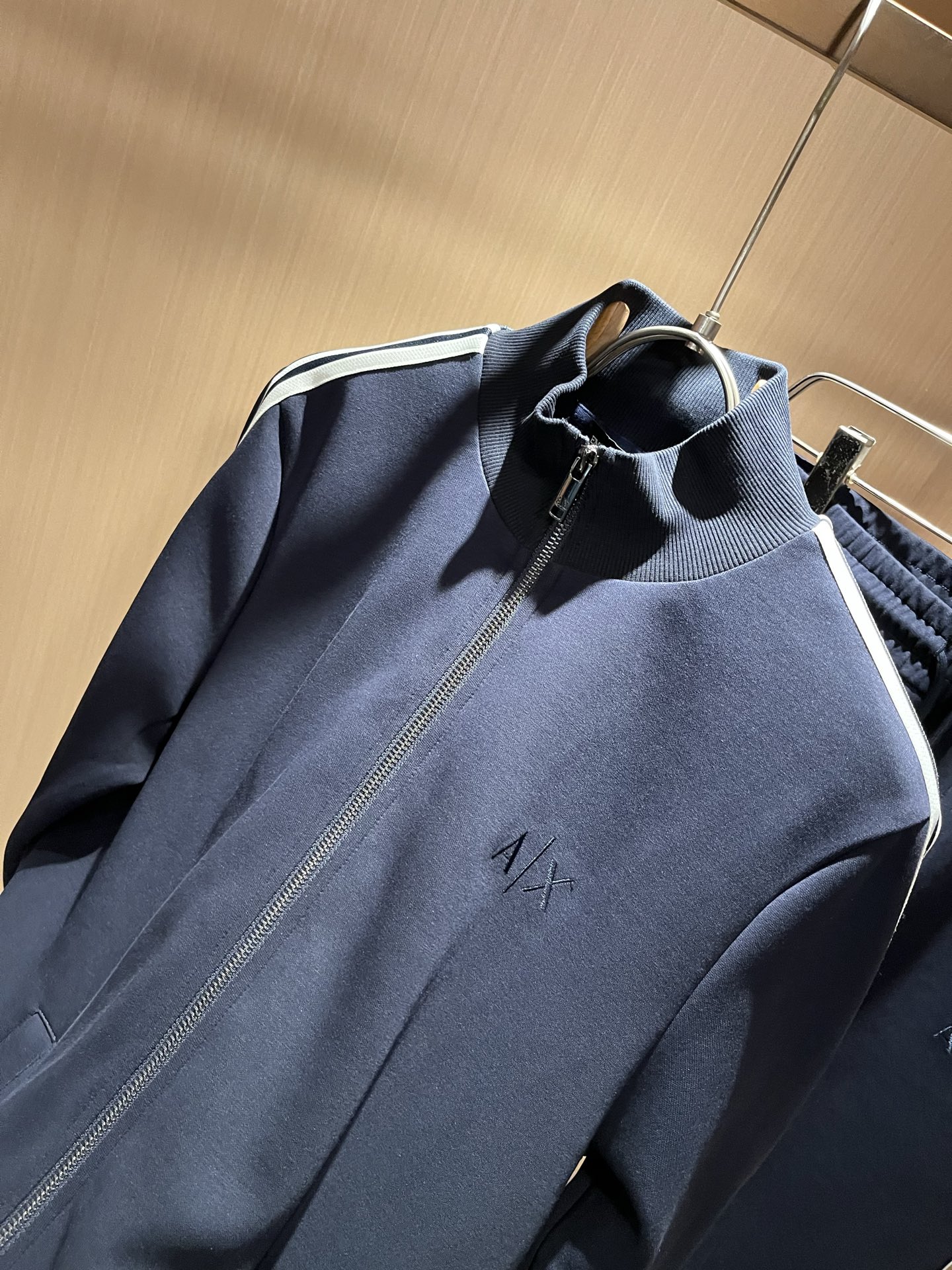  Arman阿*尼2025秋冬新款男士休闲套装原单代工厂订单，标志字母logo图案刺绣设计！简洁的设计精