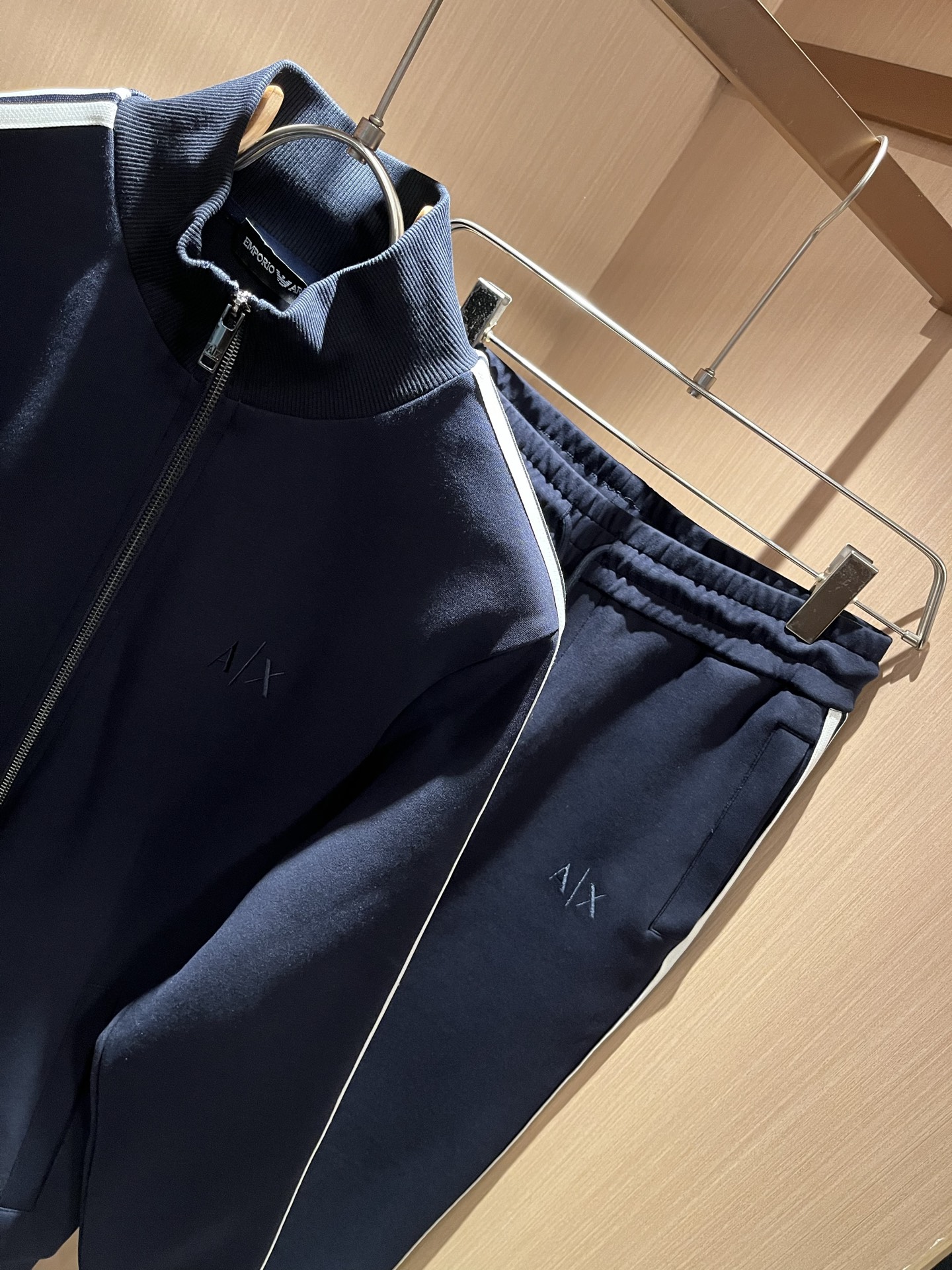  Arman阿*尼2025秋冬新款男士休闲套装原单代工厂订单，标志字母logo图案刺绣设计！简洁的设计精