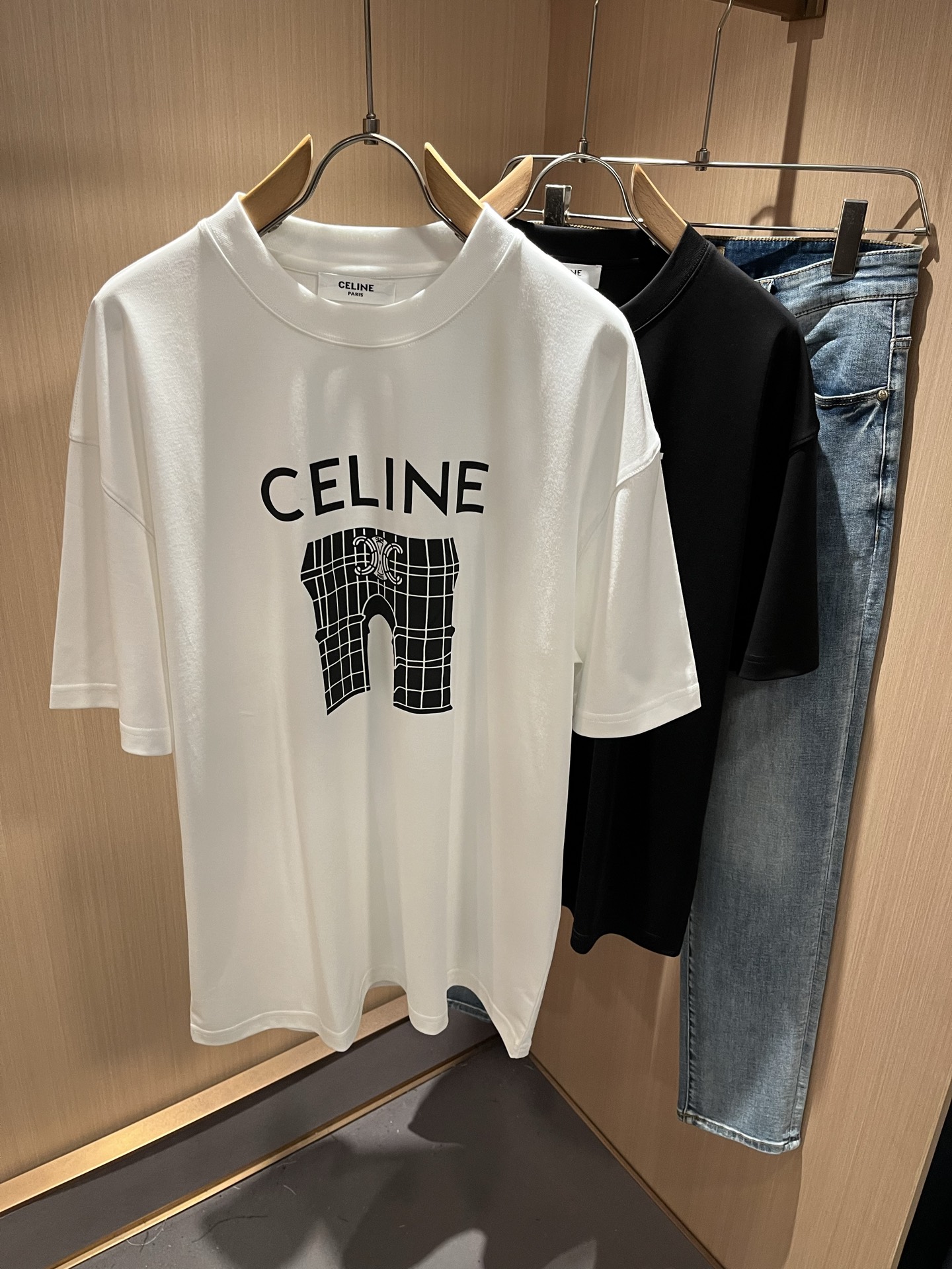 NO:511773,CELIN*Serine Spring and summer new fashionable casual round neck short-sleeved T-shirt, classic couple short-sleeved T-shirt for men and women!  Trading companies have sparse channels and are released on the official website at the same time!  25-year-old fashion new styles are recommended. CE, which is increasingly bursting into new young forces, is indeed exciting to keep the classics while constantly integrating younger elements!  This short Tee, which is newly released in spring and summer, has a classic logo printing technology design on the chest!  The contrasting collar design with simple and high-end colors is enough to highlight a brand new theme, and the style setting that takes into account both retro and fashionable can cope with all kinds of temperament styles!  The logo has clear three-dimensional details, highlighting the perfect quality and texture!  Customer-supplied custom-woven cotton fabrics, and they are super white in color. Everyone should hurry up and take them away!  Size S-2XL, celine, T-shirt,tees, t-shirt,alexander wang19860909CELIN*瑟琳 春夏新款时尚休闲圆领短袖T恤,经典男女同款情侣短袖T恤衫！贸易公司渠道稀出,同步官网发售！25年早春时尚新款推荐,越来越向年轻新势力迸发的CE,除了保留经典的同时,不断融入年轻化元素,确实令人期待！这款春夏最新发售的短Tee,胸前经典Logo印花工艺设计！搭色简约而又不失高级感的撞色领口设计,足以凸显出全新的主题,复古与时髦兼顾的风格设定,可以应对各种气质范儿穿搭！logo清晰立体的细节,凸显完美的品相与质感！客供定织全棉面料,并且超级显白配色,各位抓紧时间带走吧！尺码S-2XL,,celine,T-shirt,tees，t-shirt,alexander wang,Men's clothing