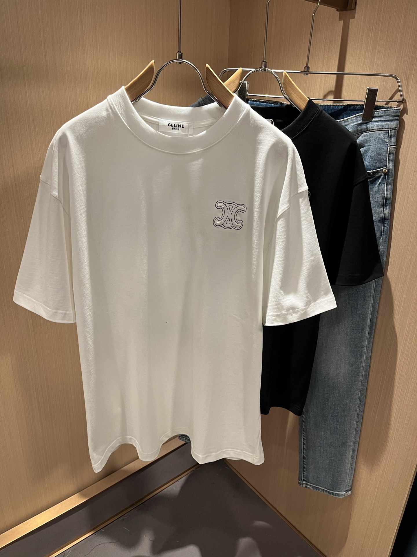 NO:511340,CELIN*Serin 2025 spring and summer new fashionable casual round neck short-sleeved T-shirt, classic couple short-sleeved T-shirt for men and women!  Trading companies have sparse channels and are released on the official website at the same time!  25-year-old fashion new styles are recommended. CE, which is increasingly bursting into new young forces, is indeed exciting to keep the classics while constantly integrating younger elements!  This short Tee, which is newly released in early spring, has a classic logo embroidery design on the chest!  The contrasting collar design with simple and high-end colors is enough to highlight a brand new theme, and the style setting that takes into account both retro and fashionable can cope with all kinds of temperament styles!  The logo has clear three-dimensional details, highlighting the perfect quality and texture!  Customer-supplied custom-woven cotton fabrics, and they are super white in color. Everyone should hurry up and take them away!  Size S-2XL, celine, T-shirt,tees, t-shirt,alexander wang19860909CELIN*瑟琳 2025春夏新款时尚休闲圆领短袖T恤,经典男女同款情侣短袖T恤衫！贸易公司渠道稀出,同步官网发售！25年早春时尚新款推荐,越来越向年轻新势力迸发的CE,除了保留经典的同时,不断融入年轻化元素,确实令人期待！这款早春最新发售的短Tee,胸前经典Logo刺绣工艺设计！搭色简约而又不失高级感的撞色领口设计,足以凸显出全新的主题,复古与时髦兼顾的风格设定,可以应对各种气质范儿穿搭！logo清晰立体的细节,凸显完美的品相与质感！客供定织全棉面料,并且超级显白配色,各位抓紧时间带走吧！尺码S-2XL,,celine,T-shirt,tees，t-shirt,alexander wang,Men's clothing