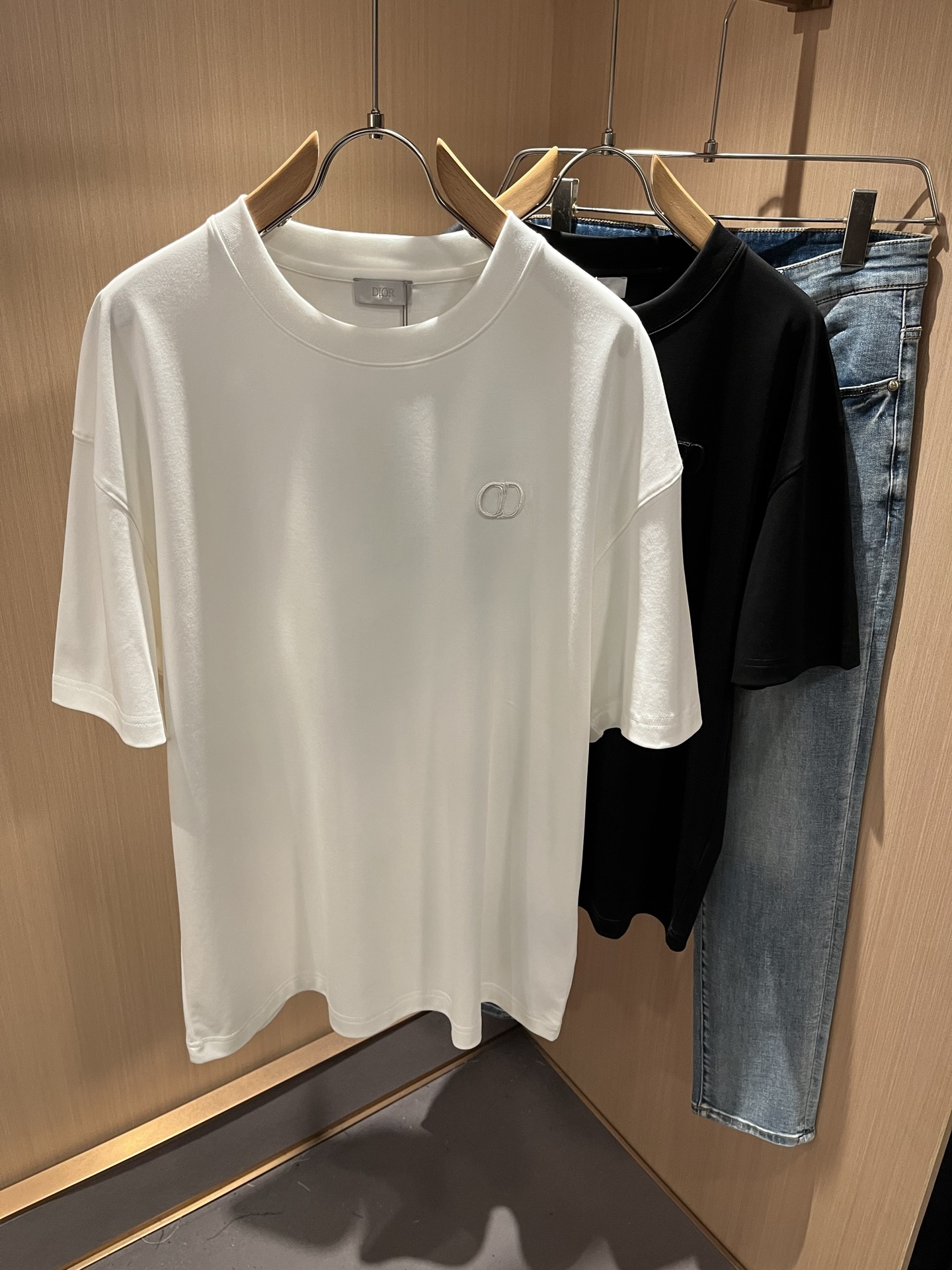 NO:509429,Dio*Dijia 2025 spring and summer new short-sleeved T-shirt for men and women, and the counter is available at the same time!  Customized exclusive 260g pure cotton fabric, customized original craft threads, chest logo pattern embroidery craft design!  Simple and generous, calm and versatile, extremely high-end, perfectly integrated with fashion and style, a top fashionable style that perfectly suits the outside wear!  The overall feeling is natural!  The ultimate classic versatile short-sleeved T-shirt is designed with the latest three-dimensional letter logo embroidery elements!  The ultimate perfection of heavy industry!  Fans who pursue high quality are please buy them by themselves, and all fans who know the goods are invited to appreciate this model together!  !  Color black white Size S-2XL,,dior,dior,T-shirt,tees,t-shirt,alexander wang19860909Dio*迪家 2025春夏新款男女同款短袖T恤,专柜同步发售！定制专属260克纯棉面料,定制原版工艺螺纹,胸前logo图案刺绣工艺设计！简约大方,从容百搭,档次极高,完美融入时尚还有风情感一款完美符合外穿的顶尖时髦气质款！整体给人浑然天成的感觉！极致经典的百搭型短袖T恤,采用最新的立体字母logo刺绣元素设计！极致的重工极致的完美！追求高品质的粉丝们请自行抢购,诚邀所有识货的粉丝一同鉴赏此款！！颜色黑色 白色 尺码S-2XL,,dior,dior,T-shirt,tees，t-shirt,alexander wang,Men's clothing