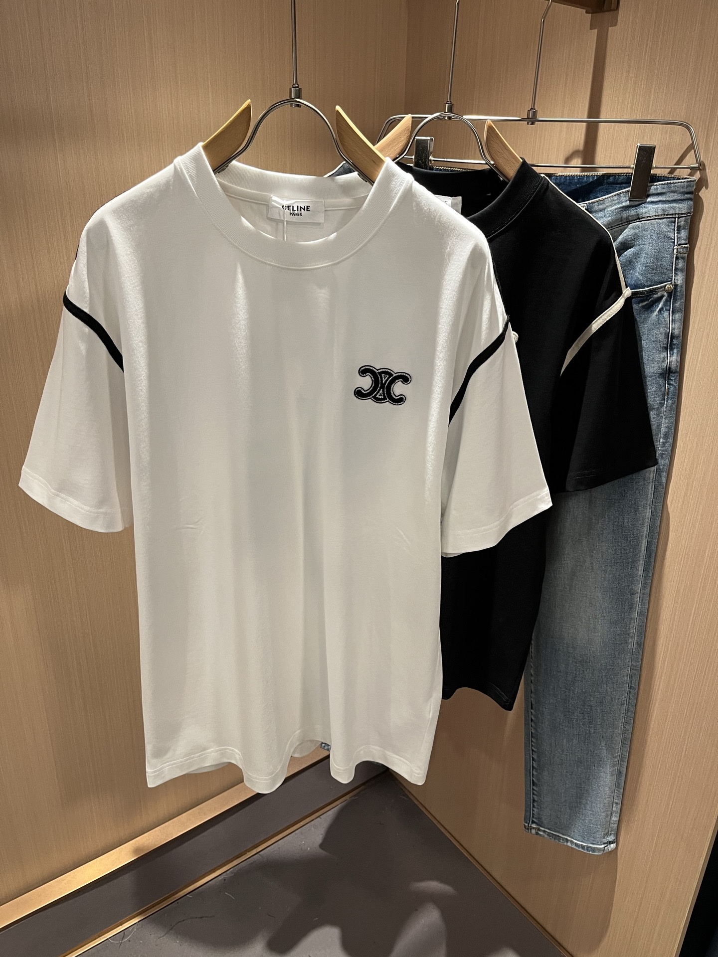 NO:511334,CELIN*Serin 2025 spring and summer new fashionable casual round neck short-sleeved T-shirt, classic couple short-sleeved T-shirt for men and women!  Trading companies have sparse channels and are released on the official website at the same time!  25-year-old fashion new styles are recommended. CE, which is increasingly bursting into new young forces, is indeed exciting to keep the classics while constantly integrating younger elements!  This short Tee, which is newly released in early spring, has a classic logo embroidery design on the chest!  The contrasting collar design with simple and high-end colors is enough to highlight a brand new theme, and the style setting that takes into account both retro and fashionable can cope with all kinds of temperament styles!  The logo has clear three-dimensional details, highlighting the perfect quality and texture!  Customer-supplied custom-woven cotton fabrics, and they are super white in color. Everyone should hurry up and take them away!  Size S-2XL, celine, T-shirt,tees, t-shirt,alexander wang19860909CELIN*瑟琳 2025春夏新款时尚休闲圆领短袖T恤,经典男女同款情侣短袖T恤衫！贸易公司渠道稀出,同步官网发售！25年早春时尚新款推荐,越来越向年轻新势力迸发的CE,除了保留经典的同时,不断融入年轻化元素,确实令人期待！这款早春最新发售的短Tee,胸前经典Logo刺绣工艺设计！搭色简约而又不失高级感的撞色领口设计,足以凸显出全新的主题,复古与时髦兼顾的风格设定,可以应对各种气质范儿穿搭！logo清晰立体的细节,凸显完美的品相与质感！客供定织全棉面料,并且超级显白配色,各位抓紧时间带走吧！尺码S-2XL,,celine,T-shirt,tees，t-shirt,alexander wang,Men's clothing