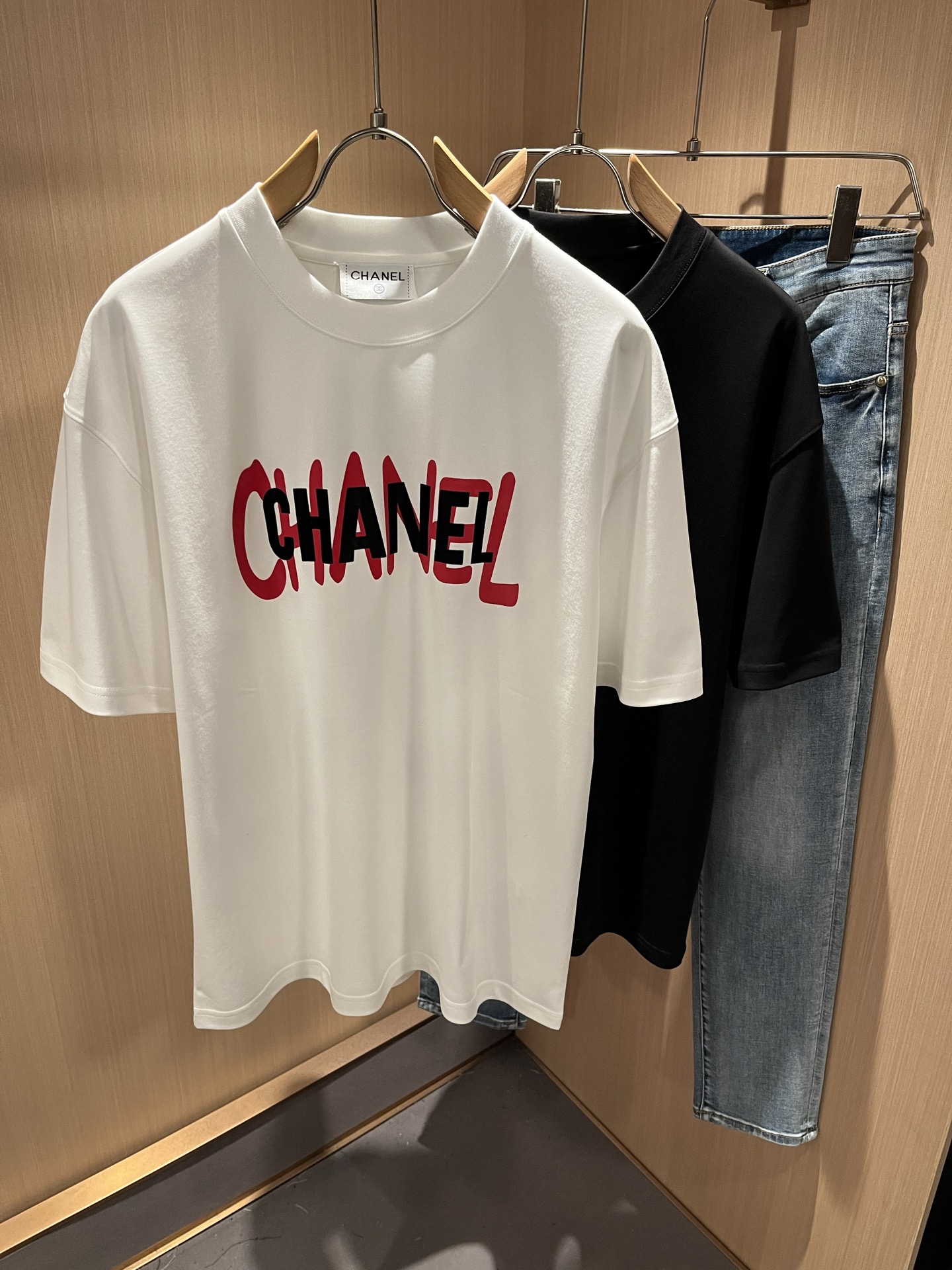 NO:511332,CELIN*Serin 2025 spring and summer new fashionable casual round neck short-sleeved T-shirt, classic couple short-sleeved T-shirt for men and women!  Trading companies have sparse channels and are released on the official website at the same time!  25-year-old fashion new styles are recommended. CE, which is increasingly bursting into new young forces, is indeed exciting to keep the classics while constantly integrating younger elements!  This short Tee, which is newly released in early spring, has a classic logo printing technology design on the chest!  The contrasting collar design with simple and high-end colors is enough to highlight a brand new theme, and the style setting that takes into account both retro and fashionable can cope with all kinds of temperament styles!  The logo has clear three-dimensional details, highlighting the perfect quality and texture!  Customer-supplied custom-woven cotton fabrics, and they are super white in color. Everyone should hurry up and take them away!  Size S-2XL, celine, T-shirt,tees, t-shirt,alexander wang19860909CELIN*瑟琳 2025春夏新款时尚休闲圆领短袖T恤,经典男女同款情侣短袖T恤衫！贸易公司渠道稀出,同步官网发售！25年早春时尚新款推荐,越来越向年轻新势力迸发的CE,除了保留经典的同时,不断融入年轻化元素,确实令人期待！这款早春最新发售的短Tee,胸前经典Logo印花工艺设计！搭色简约而又不失高级感的撞色领口设计,足以凸显出全新的主题,复古与时髦兼顾的风格设定,可以应对各种气质范儿穿搭！logo清晰立体的细节,凸显完美的品相与质感！客供定织全棉面料,并且超级显白配色,各位抓紧时间带走吧！尺码S-2XL,,celine,T-shirt,tees，t-shirt,alexander wang,Men's clothing