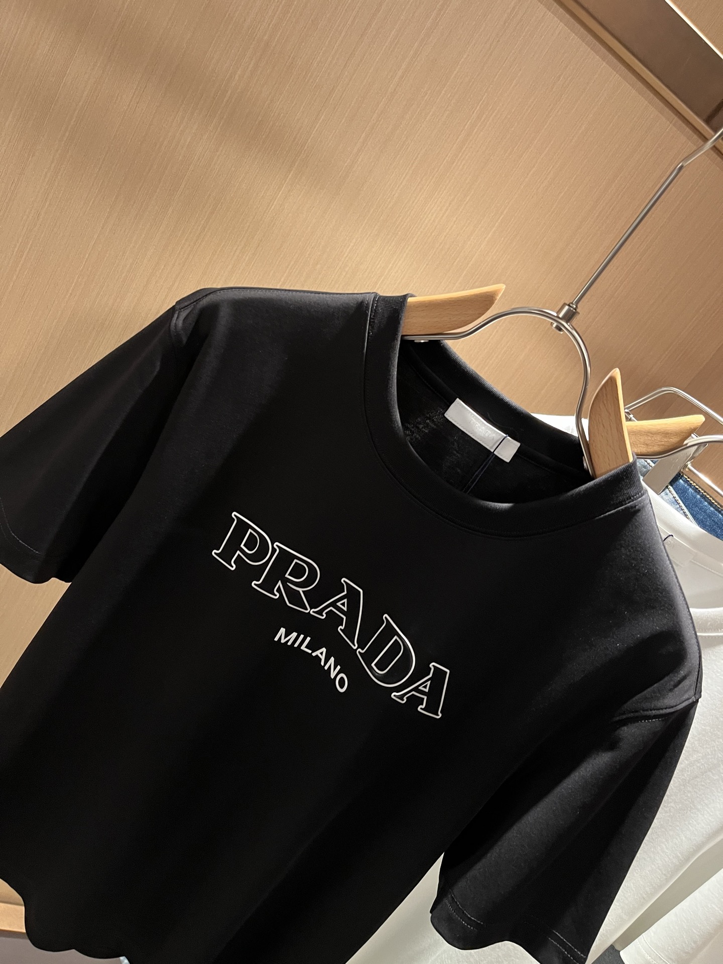   PRAD*A普*达2025春夏新款男女同款👫短袖T恤，最新款全网独家首上！！~既经典有时尚百搭，谁不