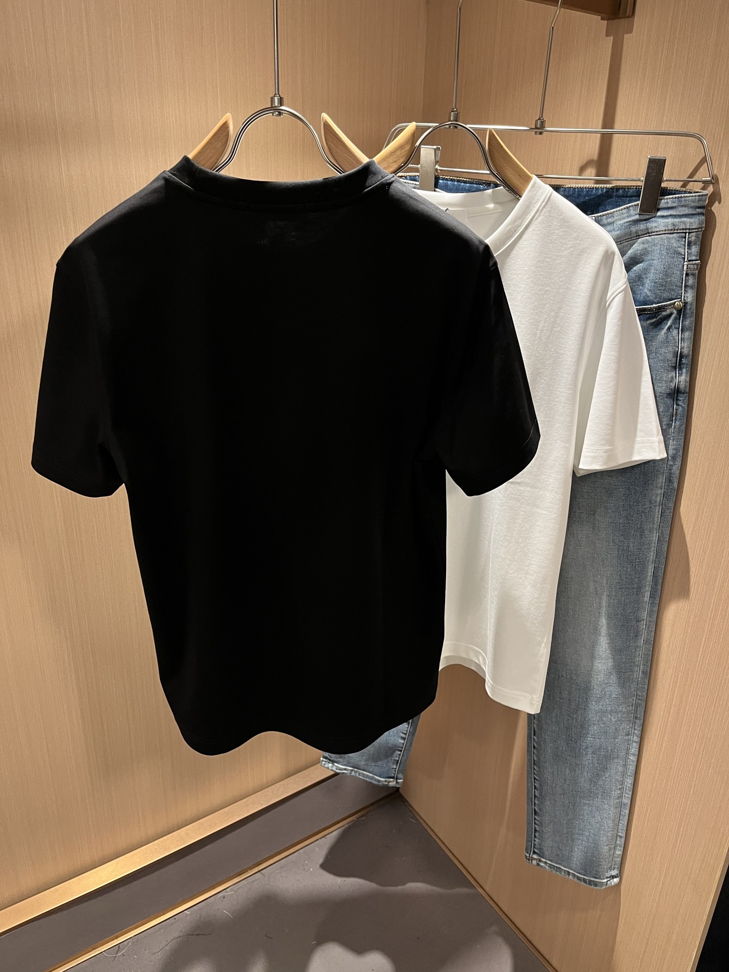   PRAD*A普*达2025春夏新款男女同款👫短袖T恤，最新款全网独家首上！！~既经典有时尚百搭，谁不