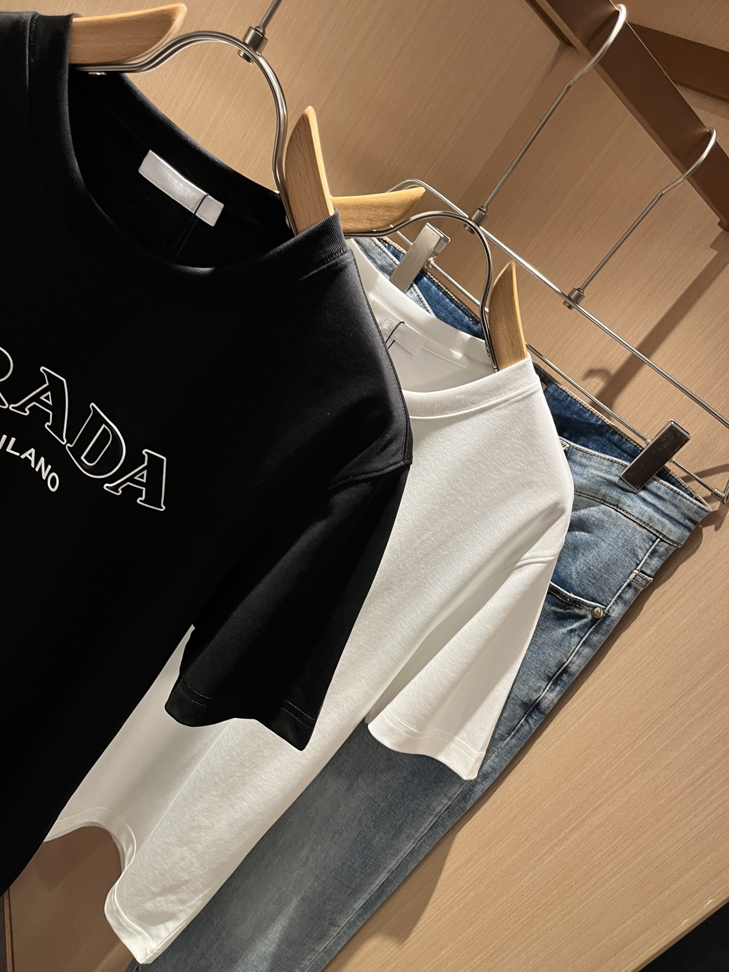   PRAD*A普*达2025春夏新款男女同款👫短袖T恤，最新款全网独家首上！！~既经典有时尚百搭，谁不