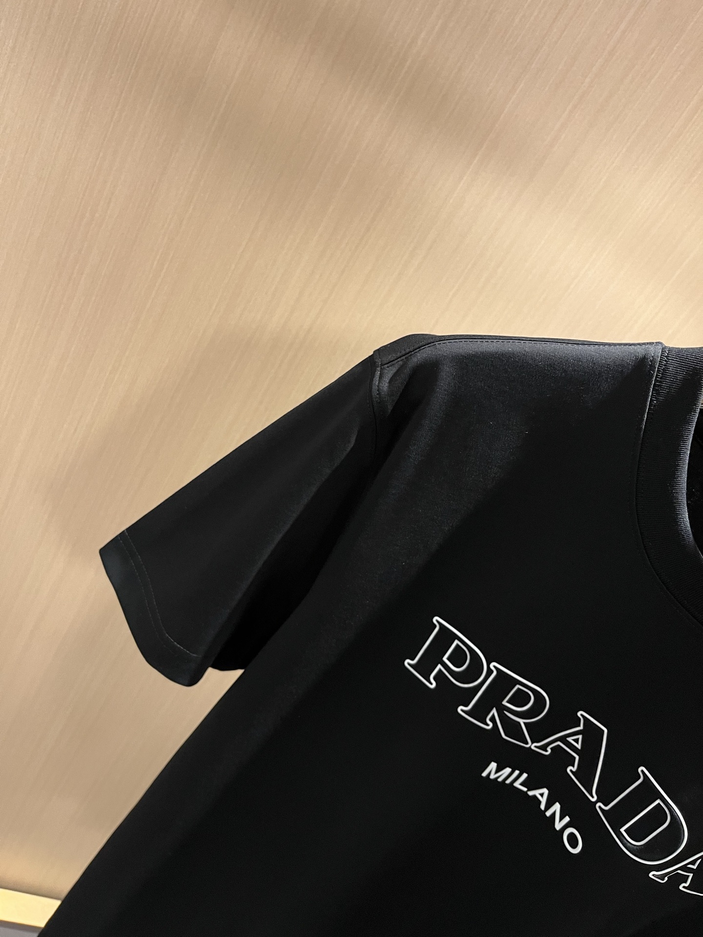   PRAD*A普*达2025春夏新款男女同款👫短袖T恤，最新款全网独家首上！！~既经典有时尚百搭，谁不