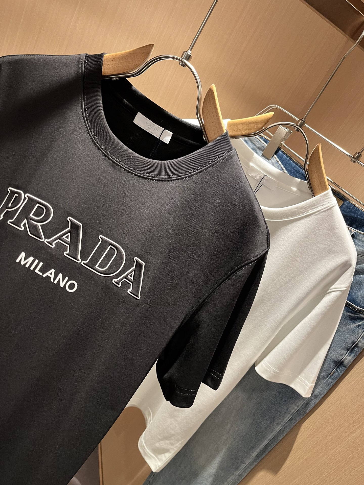   PRAD*A普*达2025春夏新款男女同款👫短袖T恤，最新款全网独家首上！！~既经典有时尚百搭，谁不