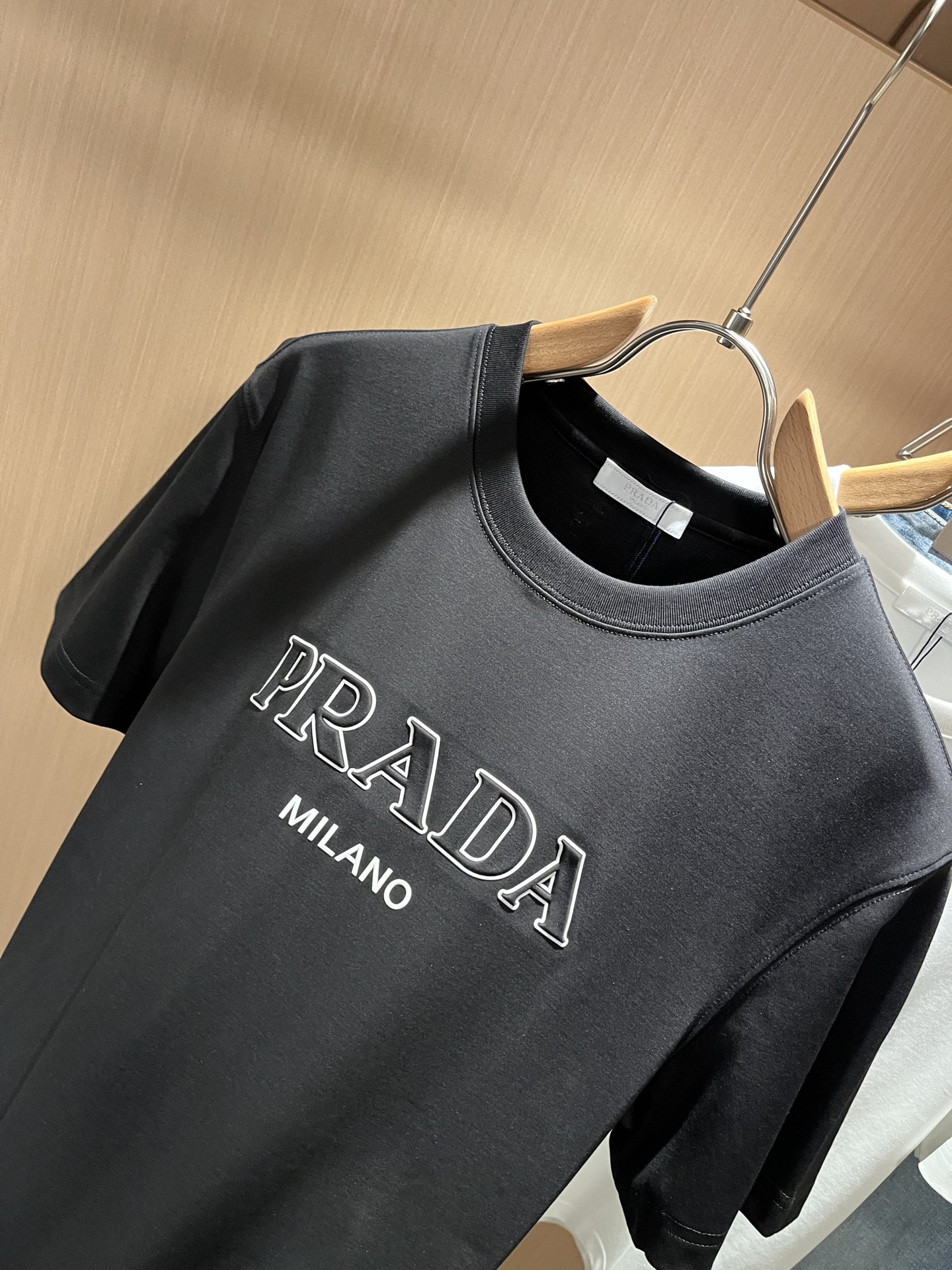   PRAD*A普*达2025春夏新款男女同款👫短袖T恤，最新款全网独家首上！！~既经典有时尚百搭，谁不