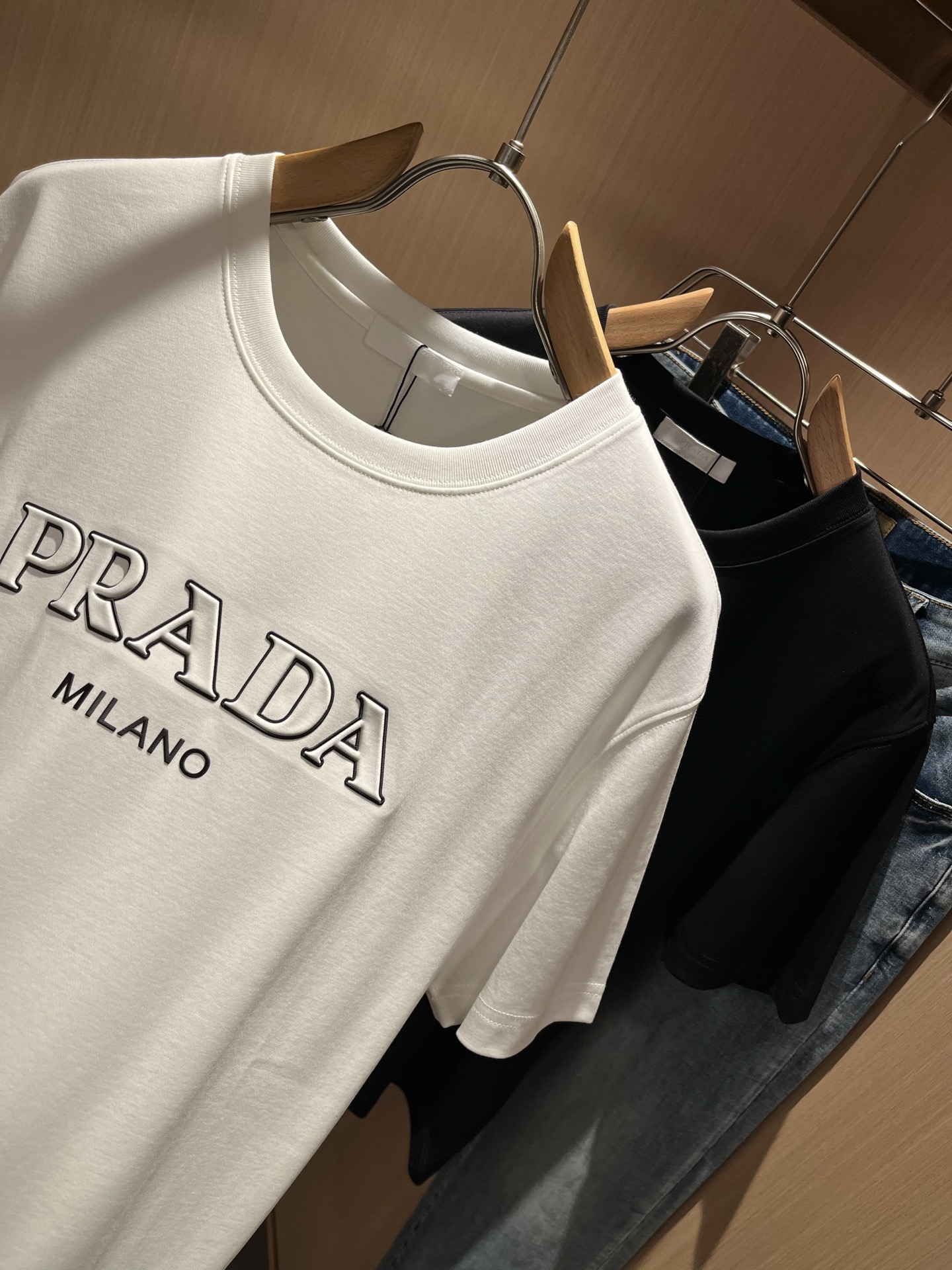   PRAD*A普*达2025春夏新款男女同款👫短袖T恤，最新款全网独家首上！！~既经典有时尚百搭，谁不