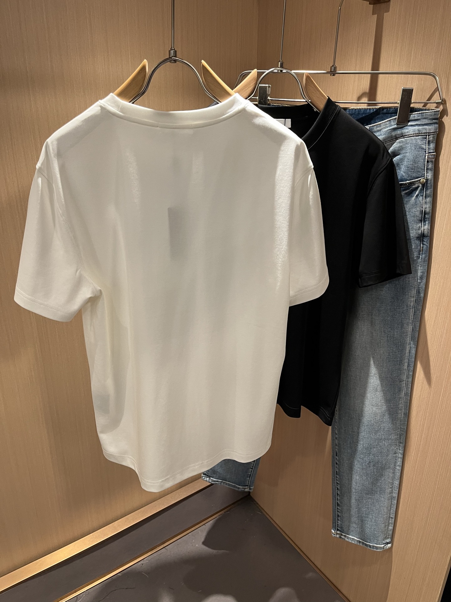   PRAD*A普*达2025春夏新款男女同款👫短袖T恤，最新款全网独家首上！！~既经典有时尚百搭，谁不