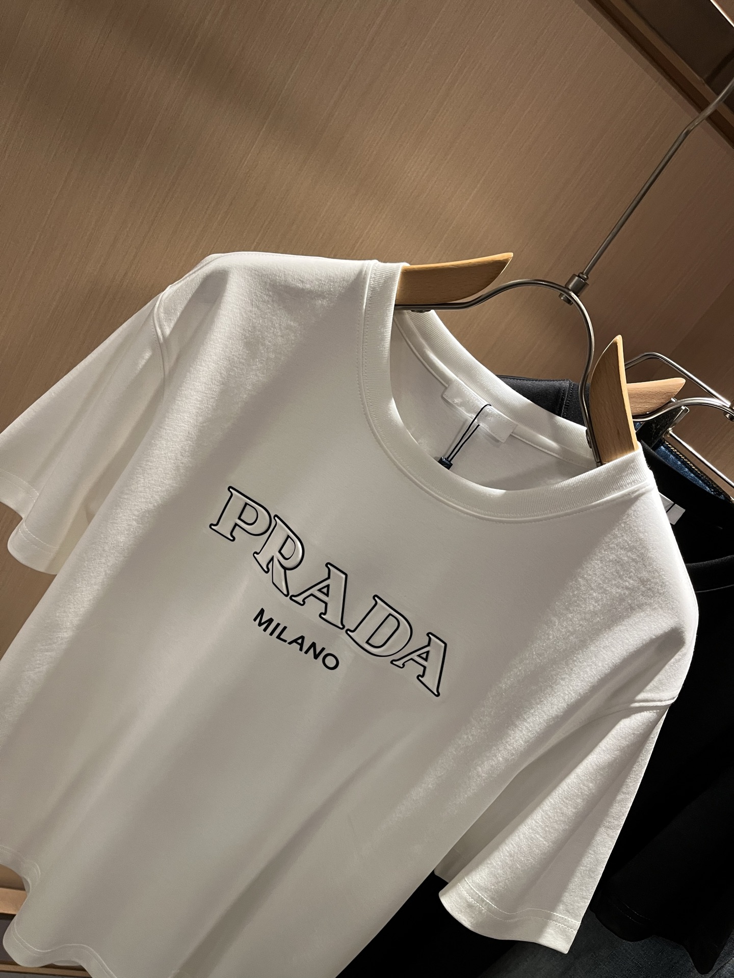   PRAD*A普*达2025春夏新款男女同款👫短袖T恤，最新款全网独家首上！！~既经典有时尚百搭，谁不