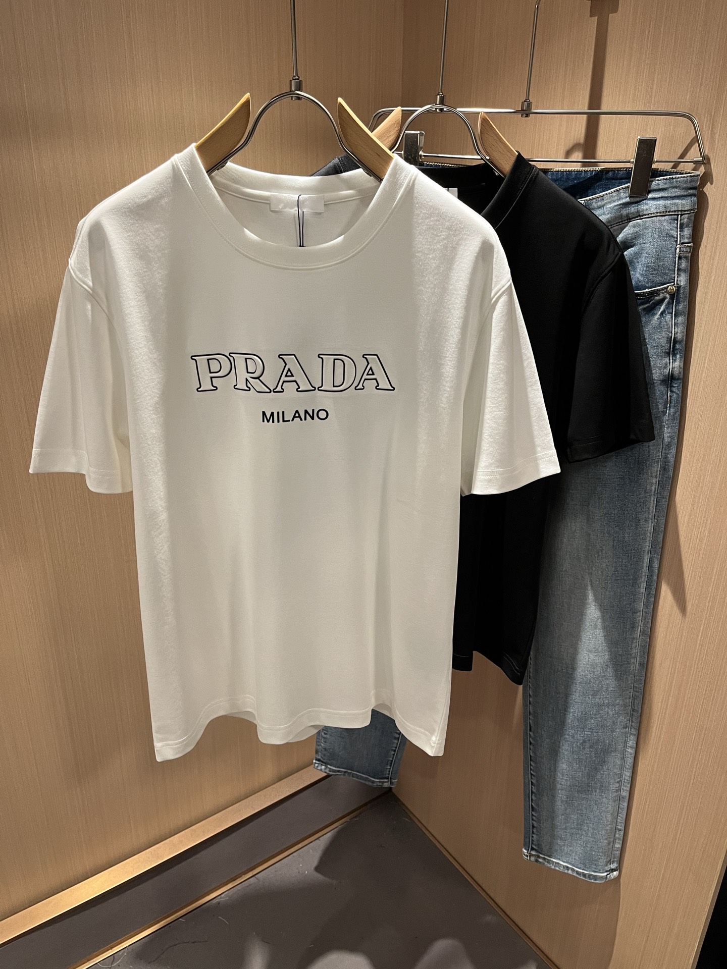 NO:511408,PRAD*A Pu*da 2025 spring and summer new short-sleeved T-shirt for men and women, the latest model is exclusively available on the entire network!  !  ~ It is classic and fashionable and versatile, who doesn’t like it? It will show the classic again. It is very pleasing to the eye and comes with a low luxury halo and recognition!  Pr*da's traditional brand concept and modern advanced technology are perfectly combined. Coupled with the extremely modern and simple design, P's exclusive logo pattern embroidery design!  Customized 100% imported pure cotton fabric!  The texture of this model is quite touching, the specifications and grades are known with tentacles. The degree of delicateness and breathability are top-notch!  Size S-2XL, prada, T-shirt,tees, t-shirt,alexander wang19860909PRAD*A普*达2025春夏新款男女同款短袖T恤,最新款全网独家首上！！~既经典有时尚百搭,谁不爱啊,将经典再次展现,非常的耐看,自带低奢光环与辨识度！Pr*da传统的品牌理念和现代化的先进技术进行了完美结合.加上极其现代摩登风范的简约设计,p家专属logo图案刺绣设计！定制百分百进口纯棉面料！此款的质感相当感人 触手便知规格档次 细腻程度与透气效果堪称顶级！尺码S-2XL,,prada,T-shirt,tees，t-shirt,alexander wang,Men's clothing
