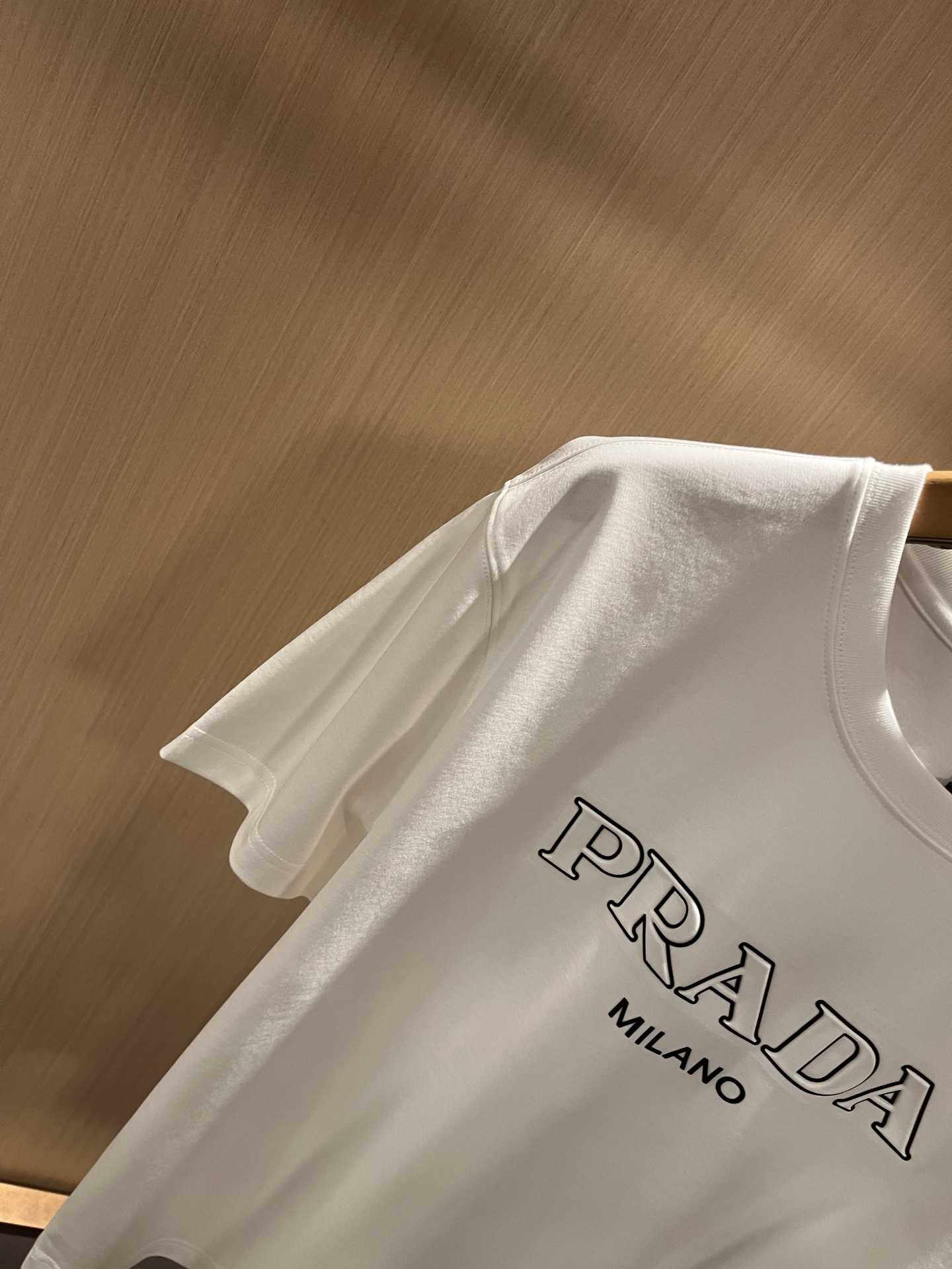  PRAD*A普*达2025春夏新款男女同款👫短袖T恤，最新款全网独家首上！！~既经典有时尚百搭，谁不