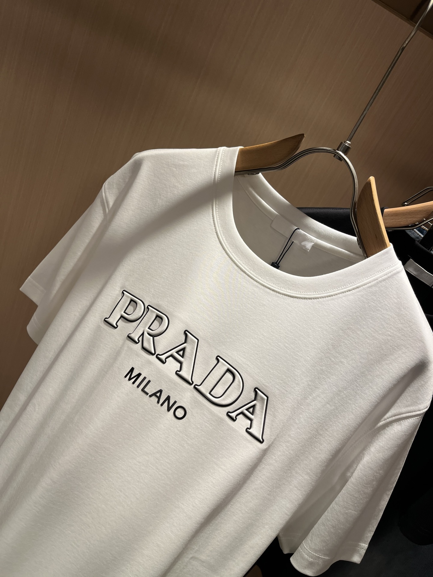   PRAD*A普*达2025春夏新款男女同款👫短袖T恤，最新款全网独家首上！！~既经典有时尚百搭，谁不