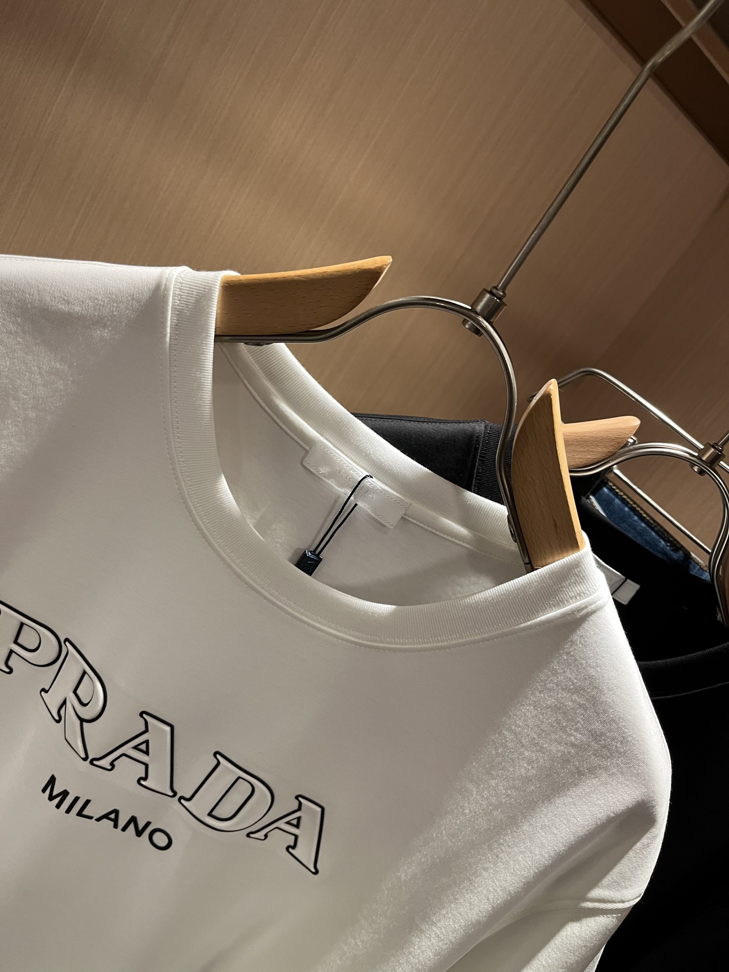   PRAD*A普*达2025春夏新款男女同款👫短袖T恤，最新款全网独家首上！！~既经典有时尚百搭，谁不