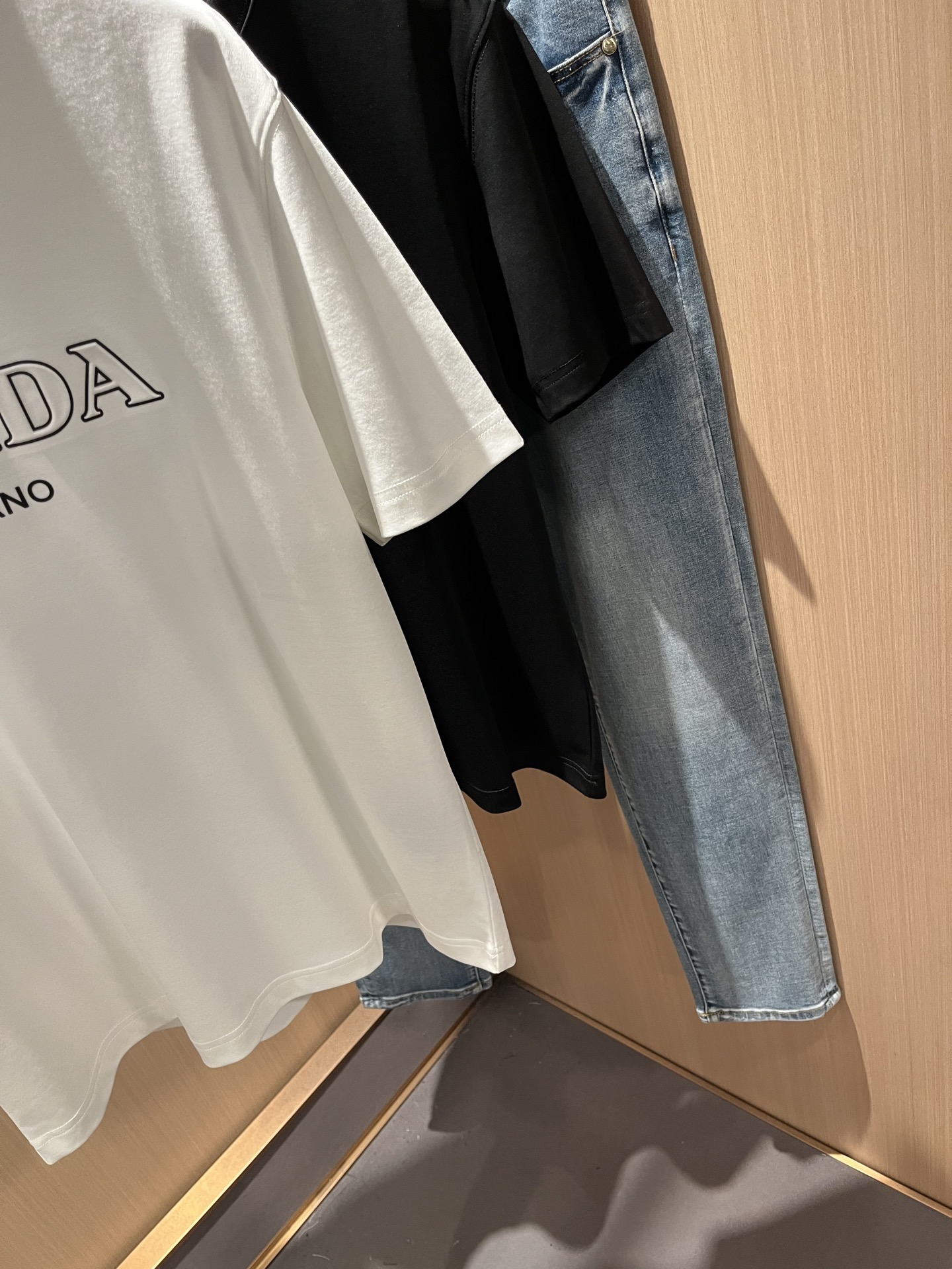   PRAD*A普*达2025春夏新款男女同款👫短袖T恤，最新款全网独家首上！！~既经典有时尚百搭，谁不