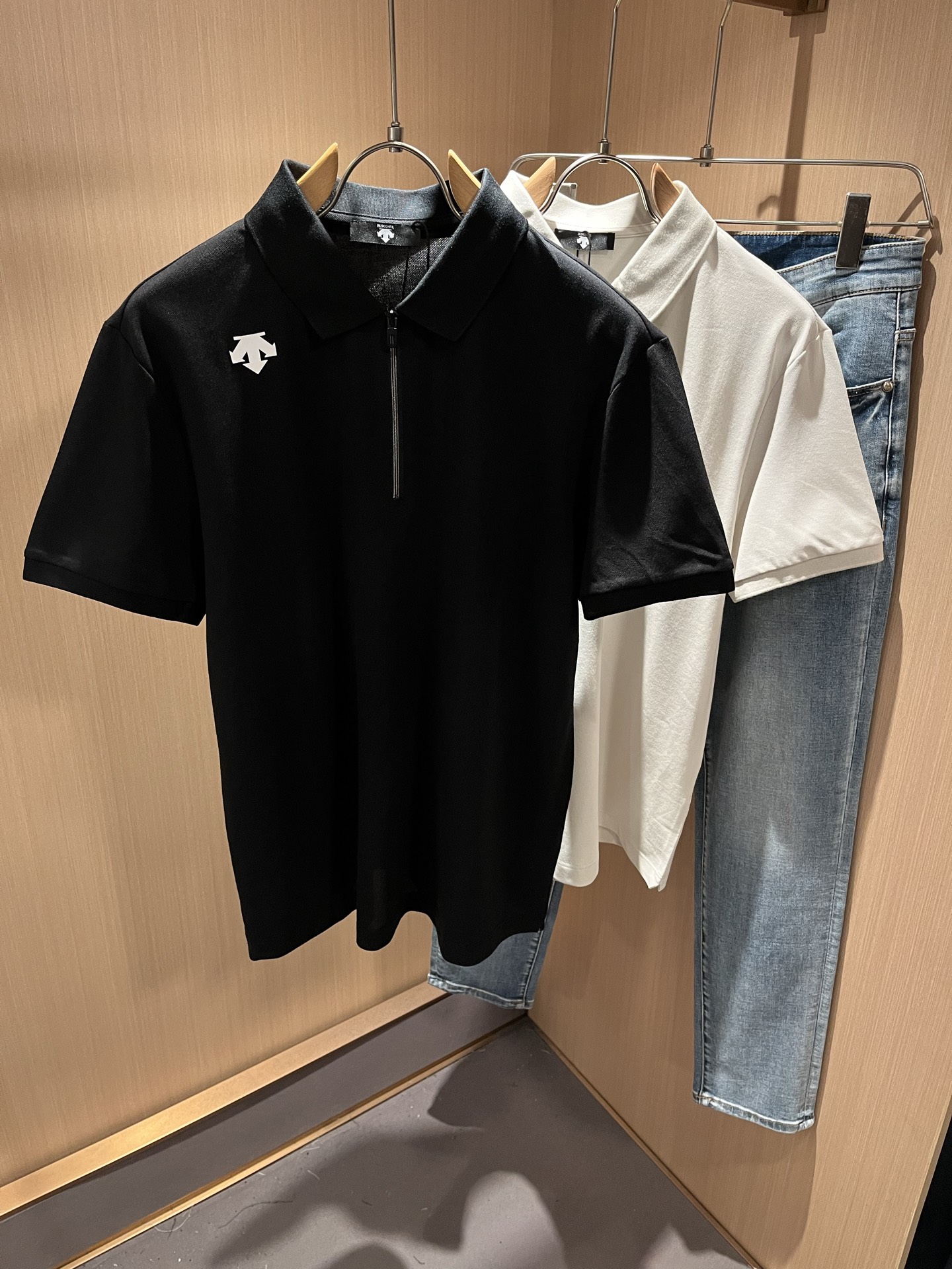 迪桑特DESCENTE，2025春夏新款短袖Polo衫，自1935年荣耀至今的专业运动品牌。80余年来，