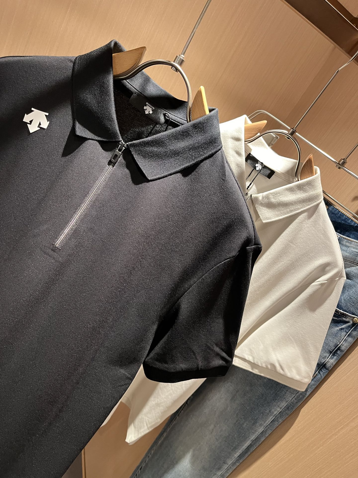 迪桑特DESCENTE，2025春夏新款短袖Polo衫，自1935年荣耀至今的专业运动品牌。80余年来，