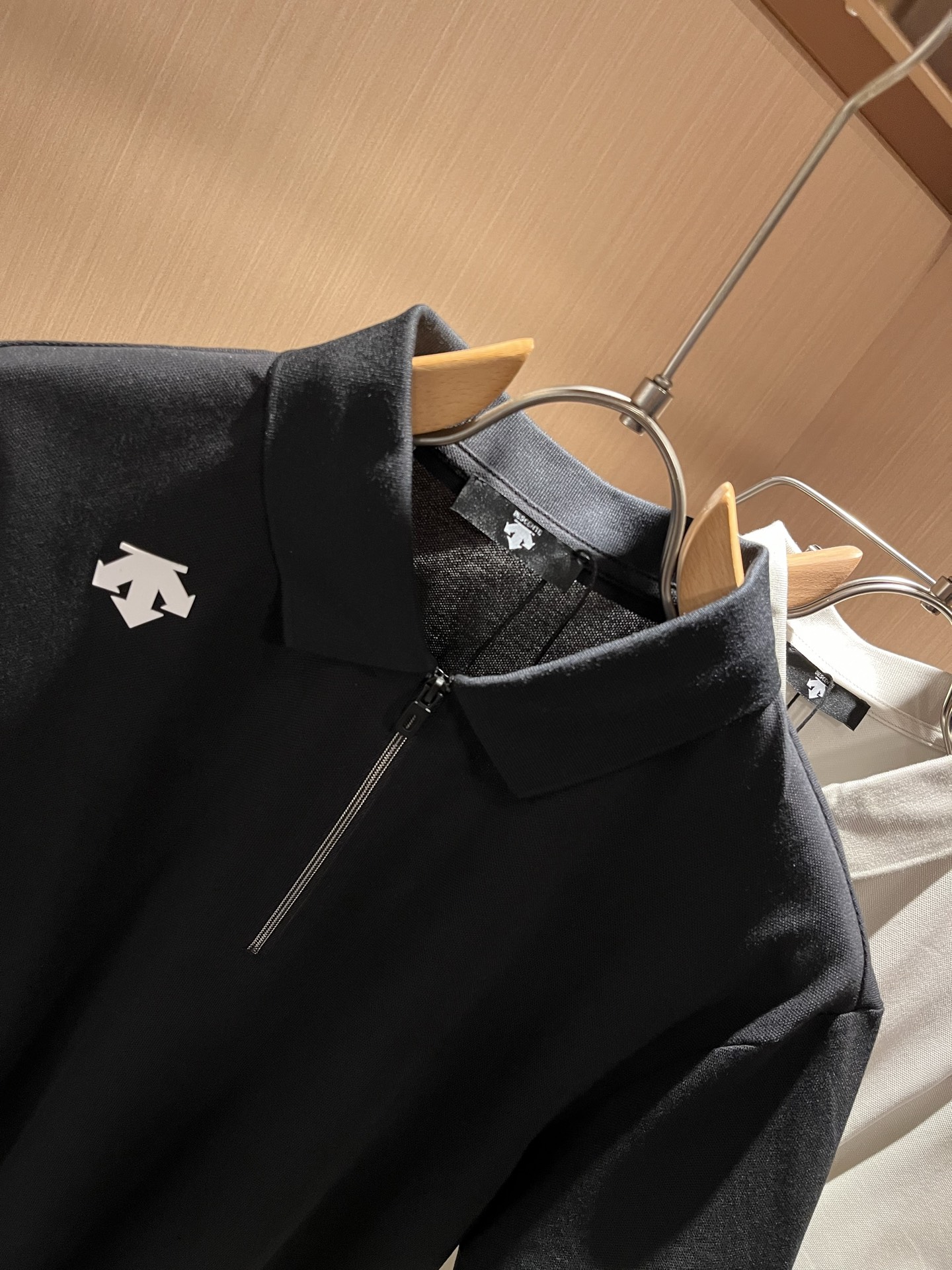 迪桑特DESCENTE，2025春夏新款短袖Polo衫，自1935年荣耀至今的专业运动品牌。80余年来，