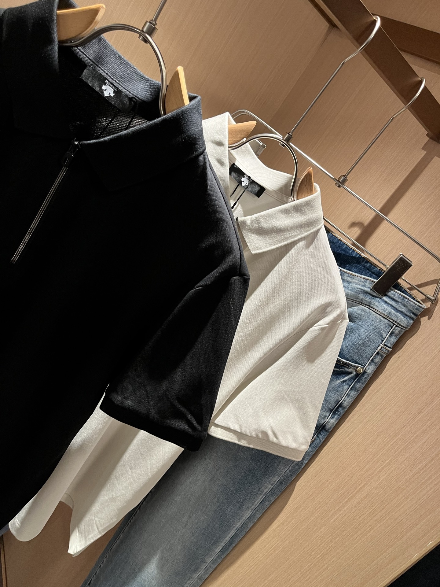 迪桑特DESCENTE，2025春夏新款短袖Polo衫，自1935年荣耀至今的专业运动品牌。80余年来，