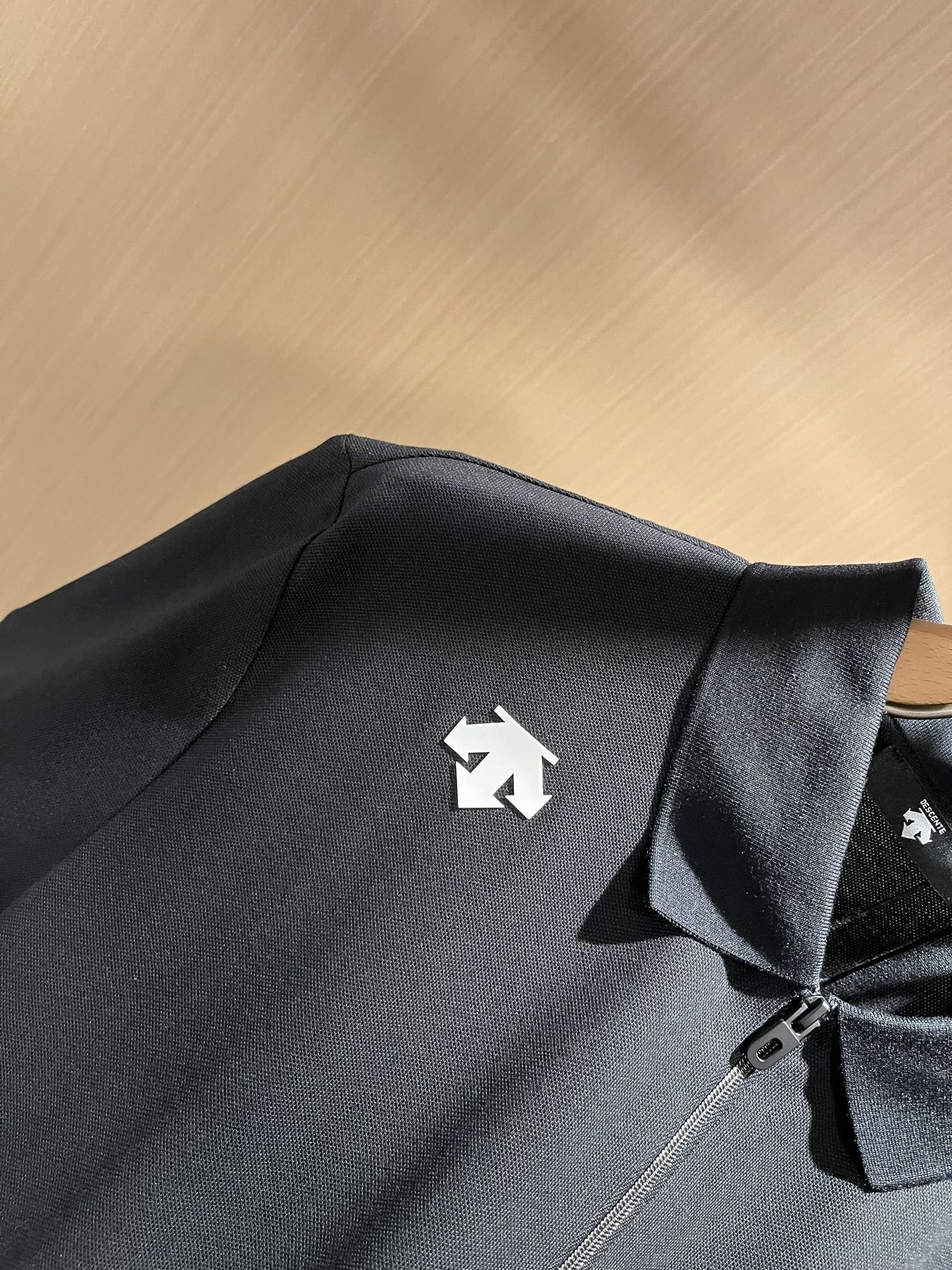 迪桑特DESCENTE，2025春夏新款短袖Polo衫，自1935年荣耀至今的专业运动品牌。80余年来，