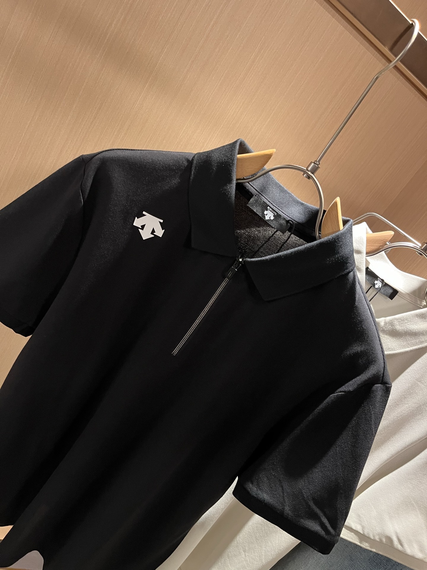 迪桑特DESCENTE，2025春夏新款短袖Polo衫，自1935年荣耀至今的专业运动品牌。80余年来，