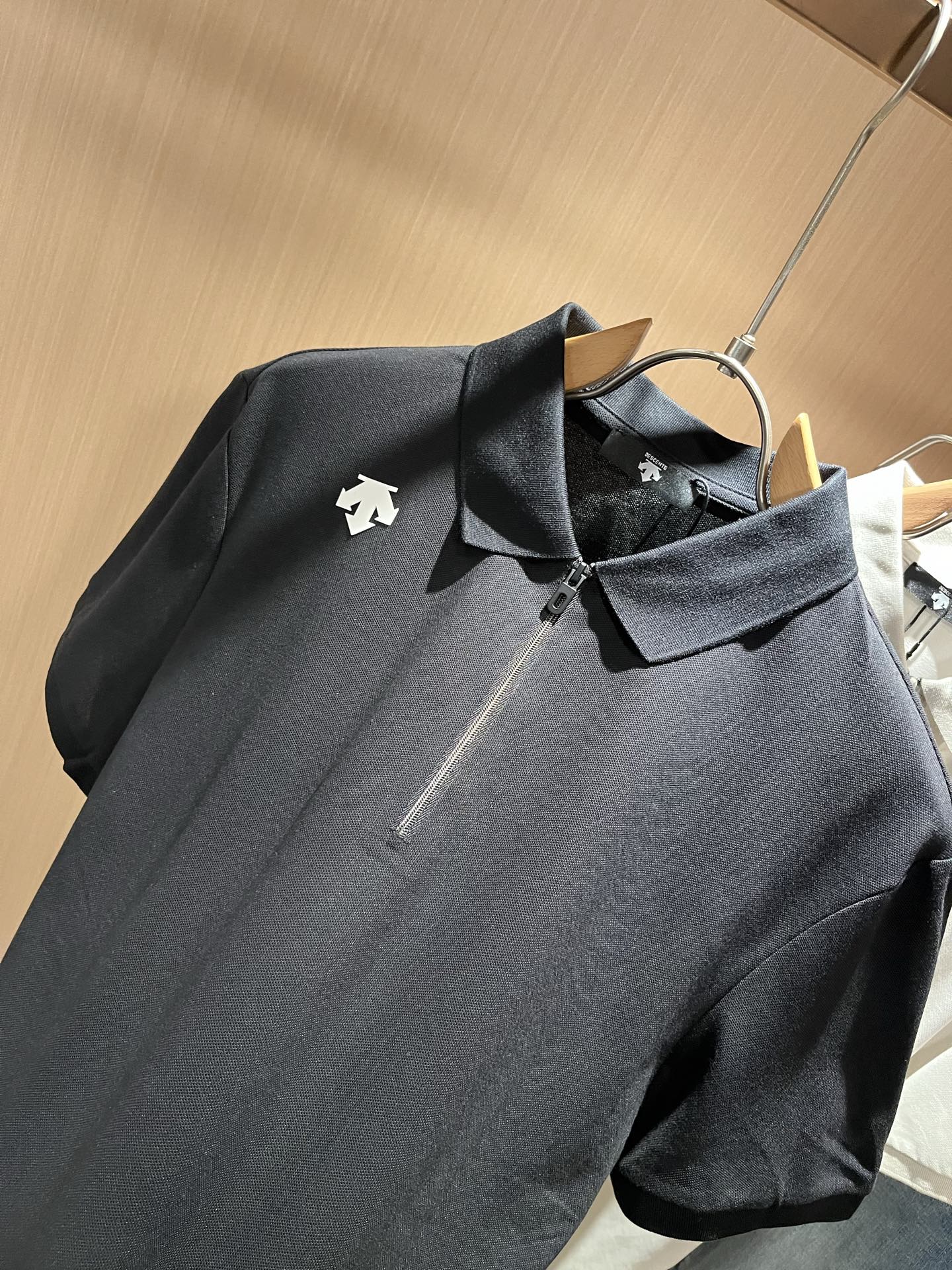 迪桑特DESCENTE，2025春夏新款短袖Polo衫，自1935年荣耀至今的专业运动品牌。80余年来，