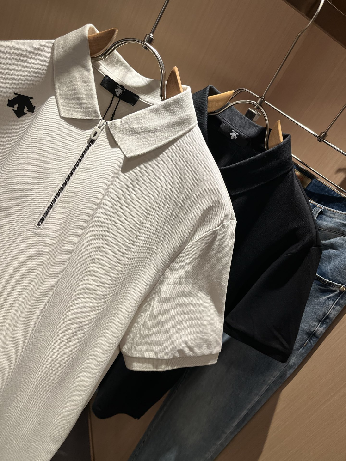 迪桑特DESCENTE，2025春夏新款短袖Polo衫，自1935年荣耀至今的专业运动品牌。80余年来，