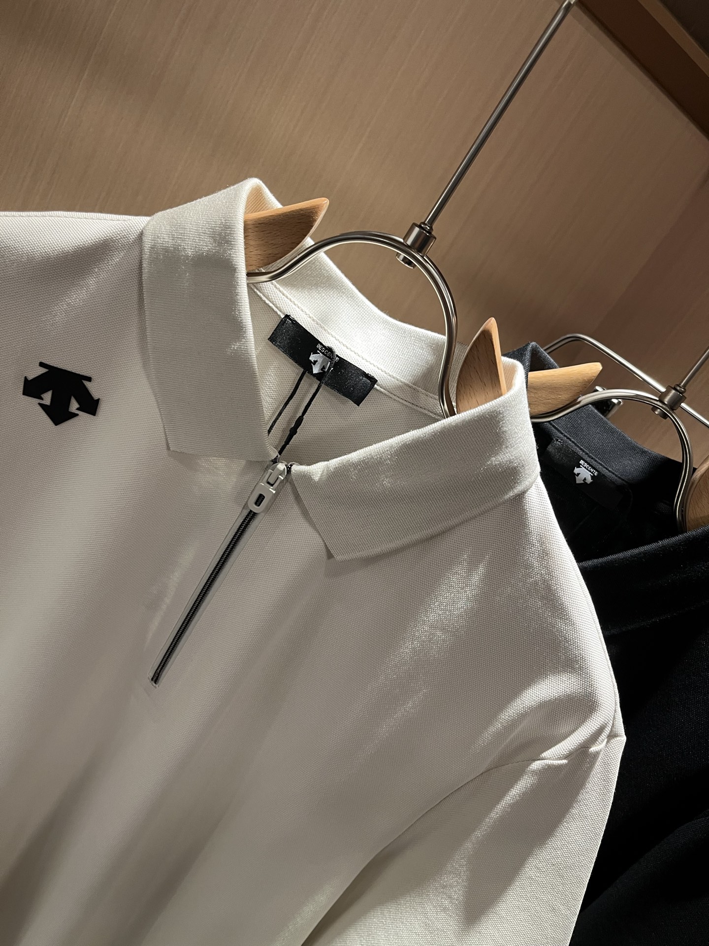 迪桑特DESCENTE，2025春夏新款短袖Polo衫，自1935年荣耀至今的专业运动品牌。80余年来，