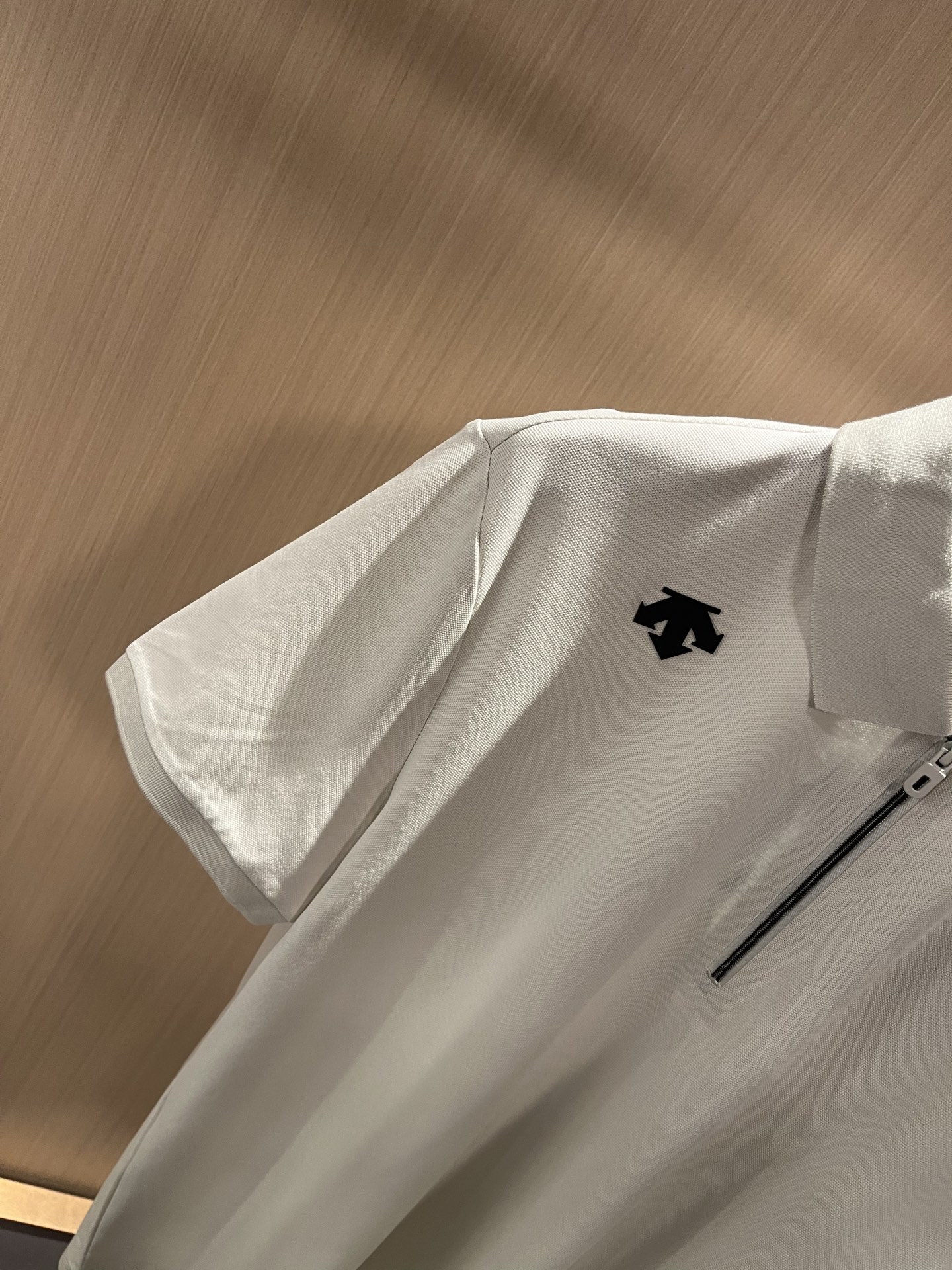 迪桑特DESCENTE，2025春夏新款短袖Polo衫，自1935年荣耀至今的专业运动品牌。80余年来，