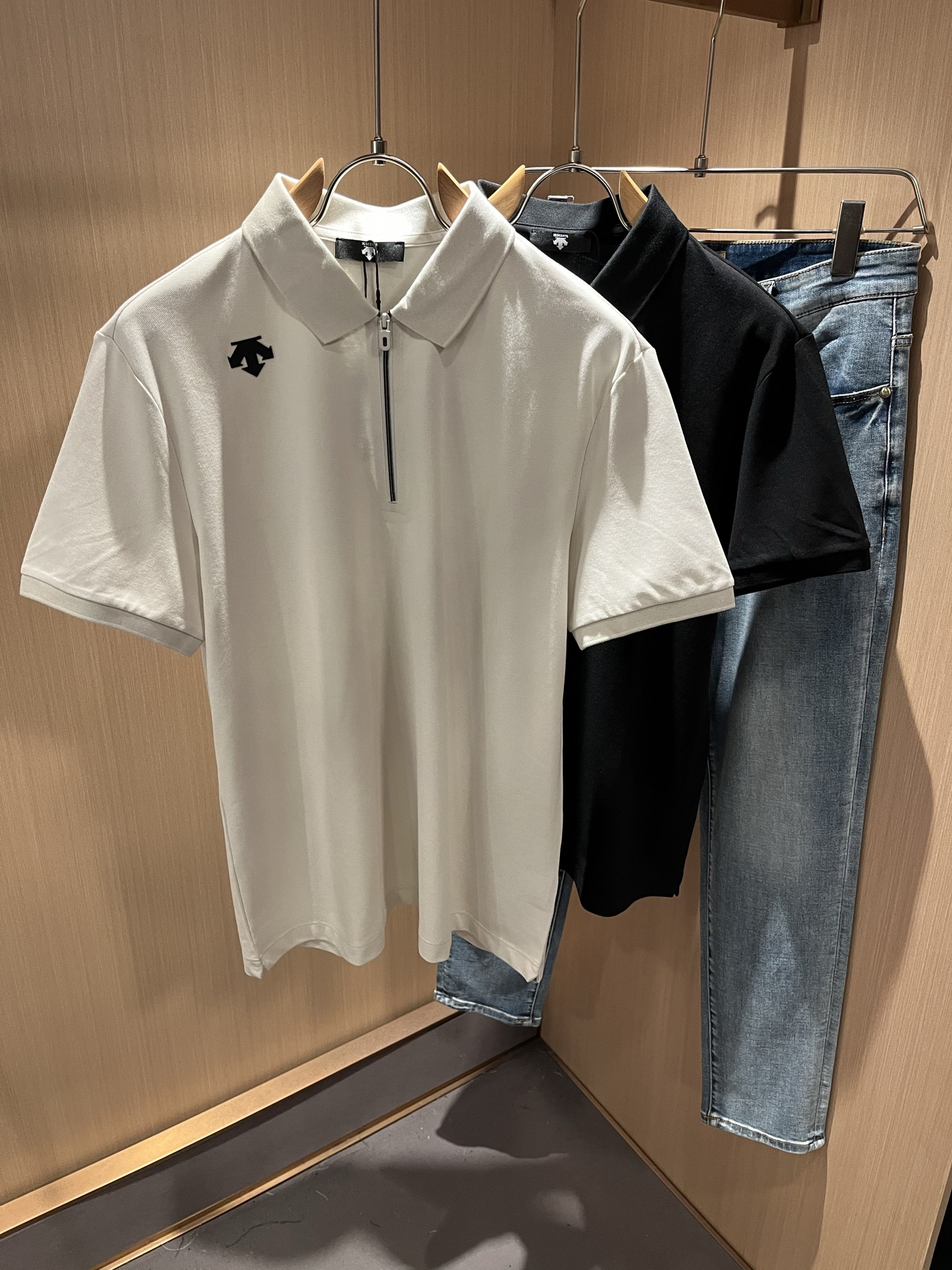 迪桑特DESCENTE，2025春夏新款短袖Polo衫，自1935年荣耀至今的专业运动品牌。80余年来，