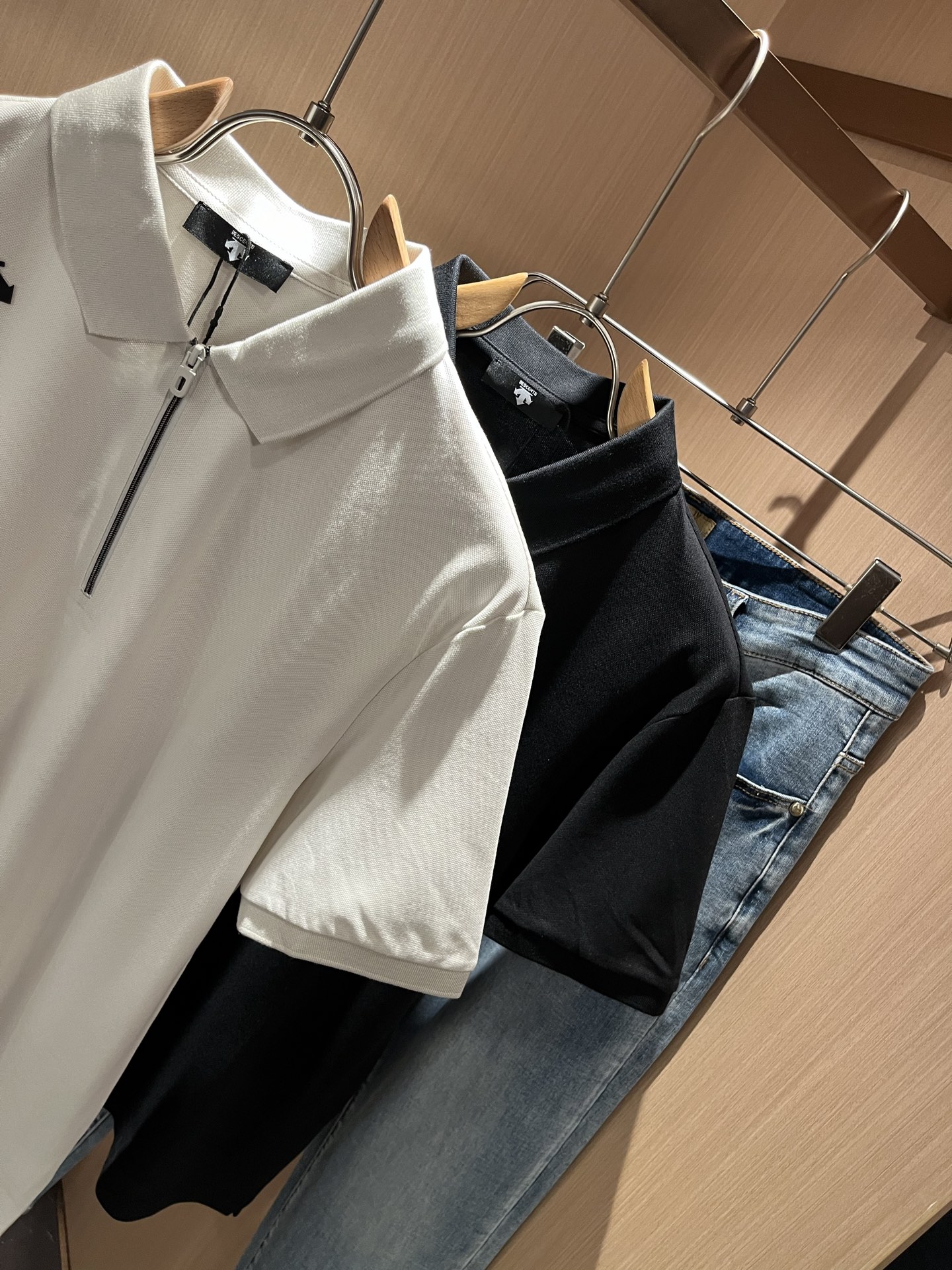 迪桑特DESCENTE，2025春夏新款短袖Polo衫，自1935年荣耀至今的专业运动品牌。80余年来，