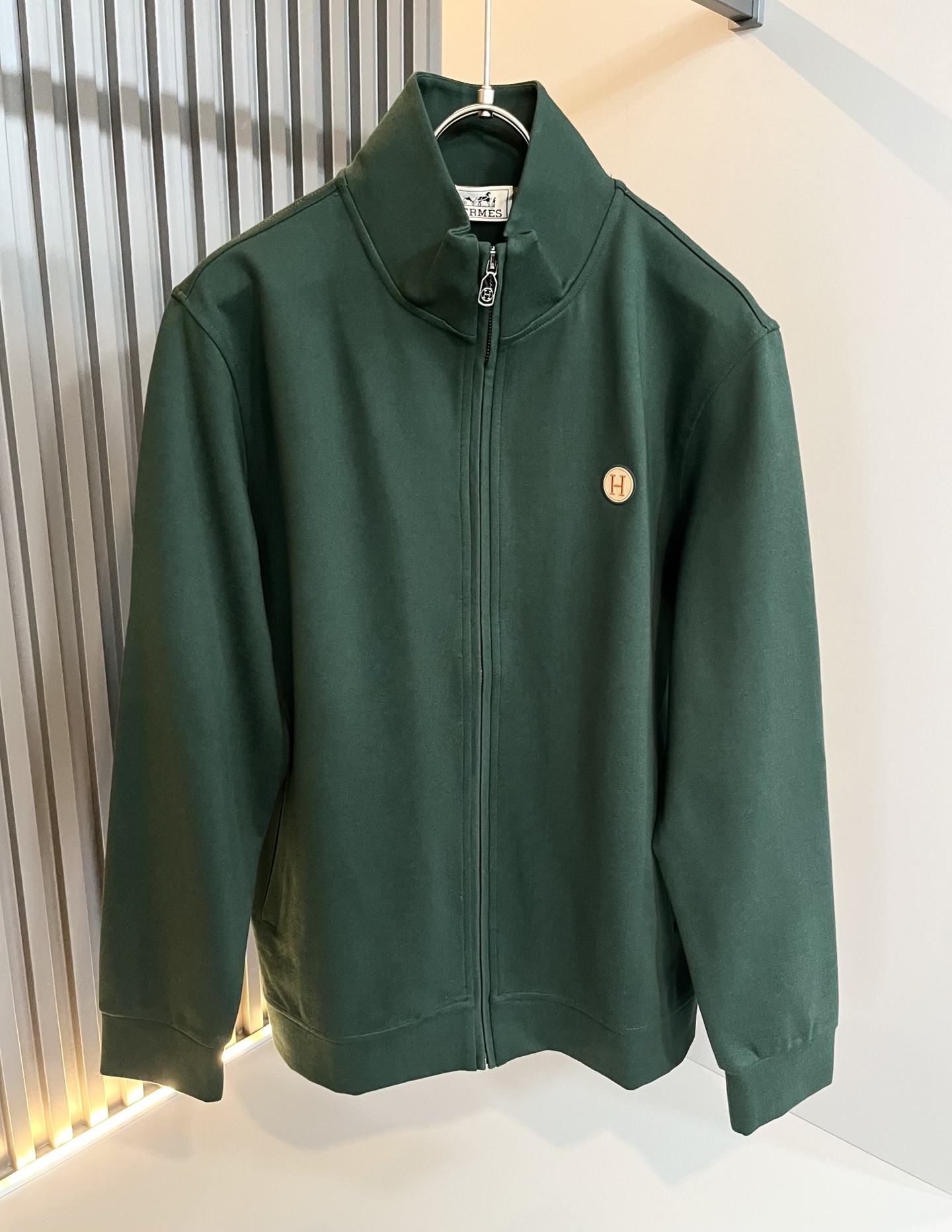 NO:515144,HERM*S AES 2025 autumn and winter men's high-end casual suit, overseas trading company channel orders!  Shanghai Henglong store is on sale!  It is high-end, simple, and has exquisite craftsmanship and materials. It is very rigorous and demanding in pursuit of quality. It uses every detail to prove its brand image!  The typical essence of H home, the very representative H logo design!  Perfectly interpret the brand image of H Home and build a brand LOGO glue pressing design!  The fabric has been perfectly transformed and sublimated, with a heavy environmentally friendly plant enzyme washing process, the texture has a unique retro style, which is quite outstanding, and is recognized as a universal and versatile color number, which can withstand the test of any season!  Well-tailed, clean, refreshing and neat!  Size M-4XL, hermes,alexander wang19860909HERM*S爱*仕 2025秋冬男士高端休闲套装,海外贸易公司渠道订单 ！上海恒隆店在售！高级、简约,工艺和用料方面都颇为考究,对于品质的追求非常严谨和苛刻,用每一个细节来力证自身品牌形象！H家的典型精髓,极具代表性的H标识设计！将H家的品牌形象完美阐释出来,构建出品牌LOGO压胶设计！面料得到完美蜕变和升华,重磅环保植物酵素水洗工艺,肌理有着独特的复古风格,相当出彩,公认的万能百搭色号,经得住任何季节的考验配色！剪裁精良,干净清爽且利落！尺码M-4XL,,hermes,alexander wang,Men's clothing