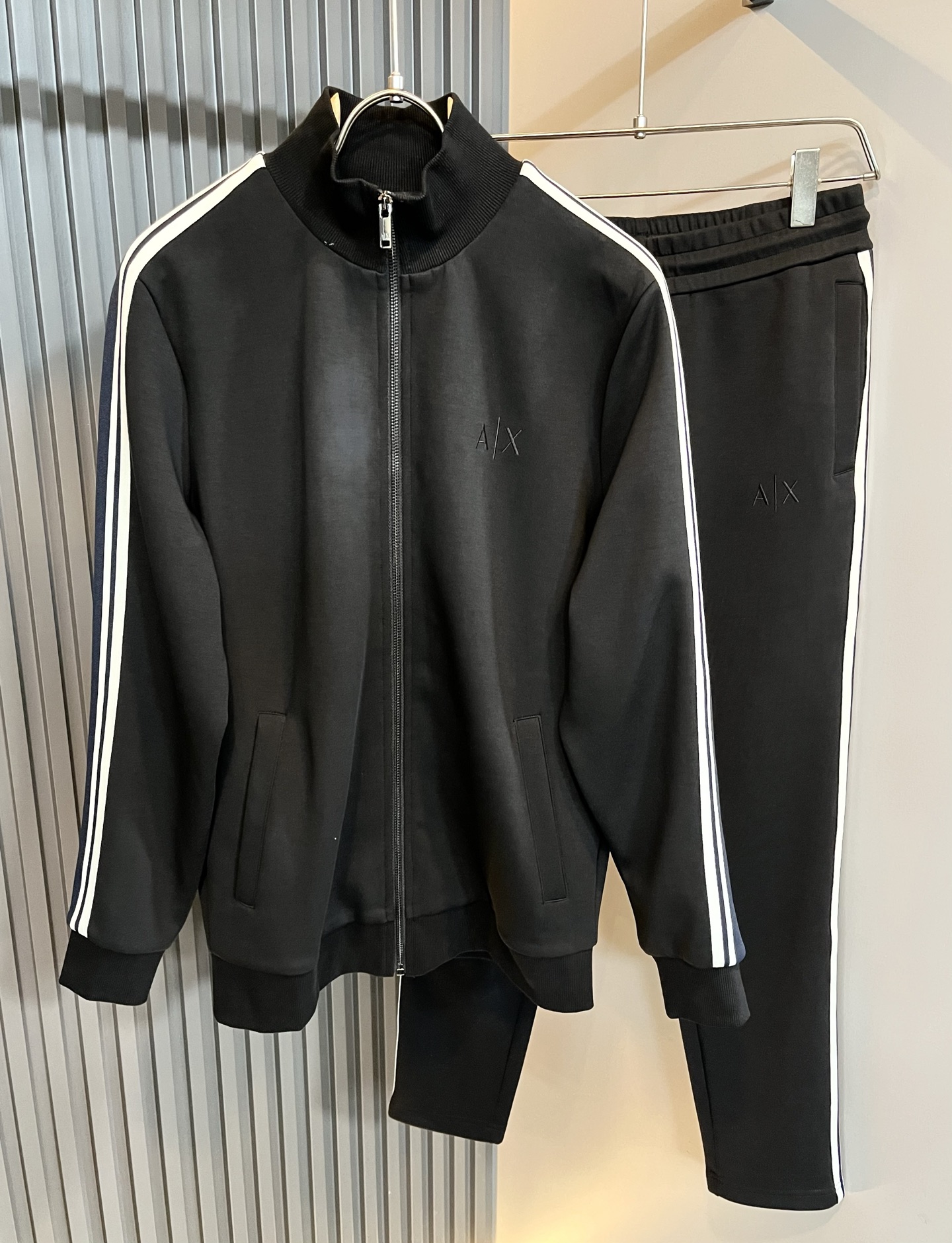  Arman阿*尼2025秋冬新款男士休闲套装原单代工厂订单，标志字母logo图案刺绣设计！简洁的设计精