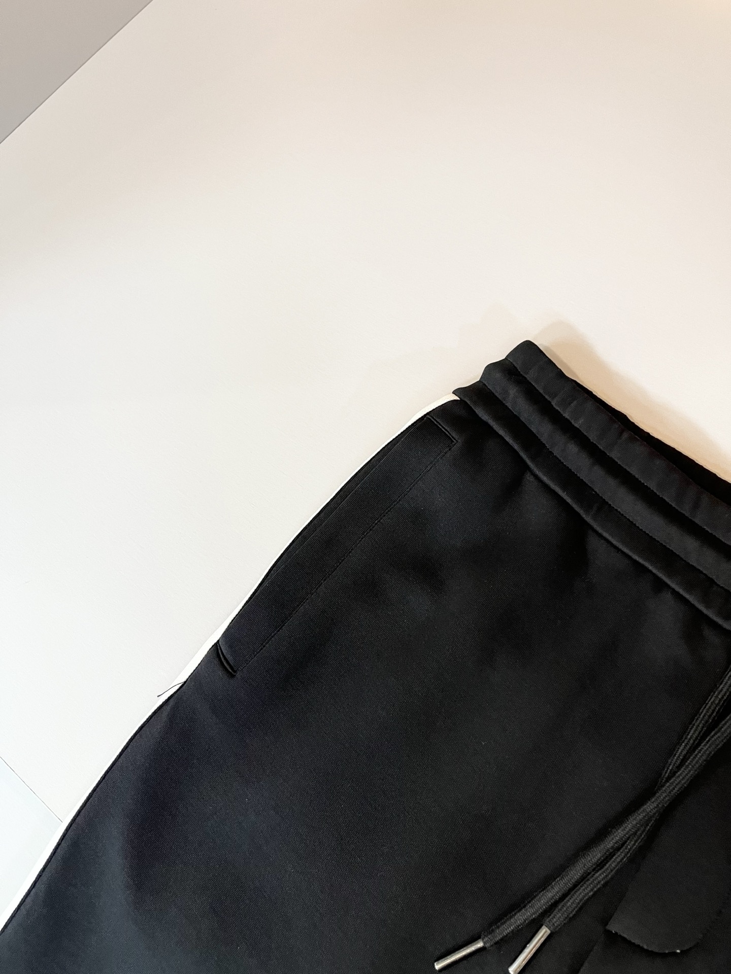  Arman阿*尼2025秋冬新款男士休闲套装原单代工厂订单，标志字母logo图案刺绣设计！简洁的设计精