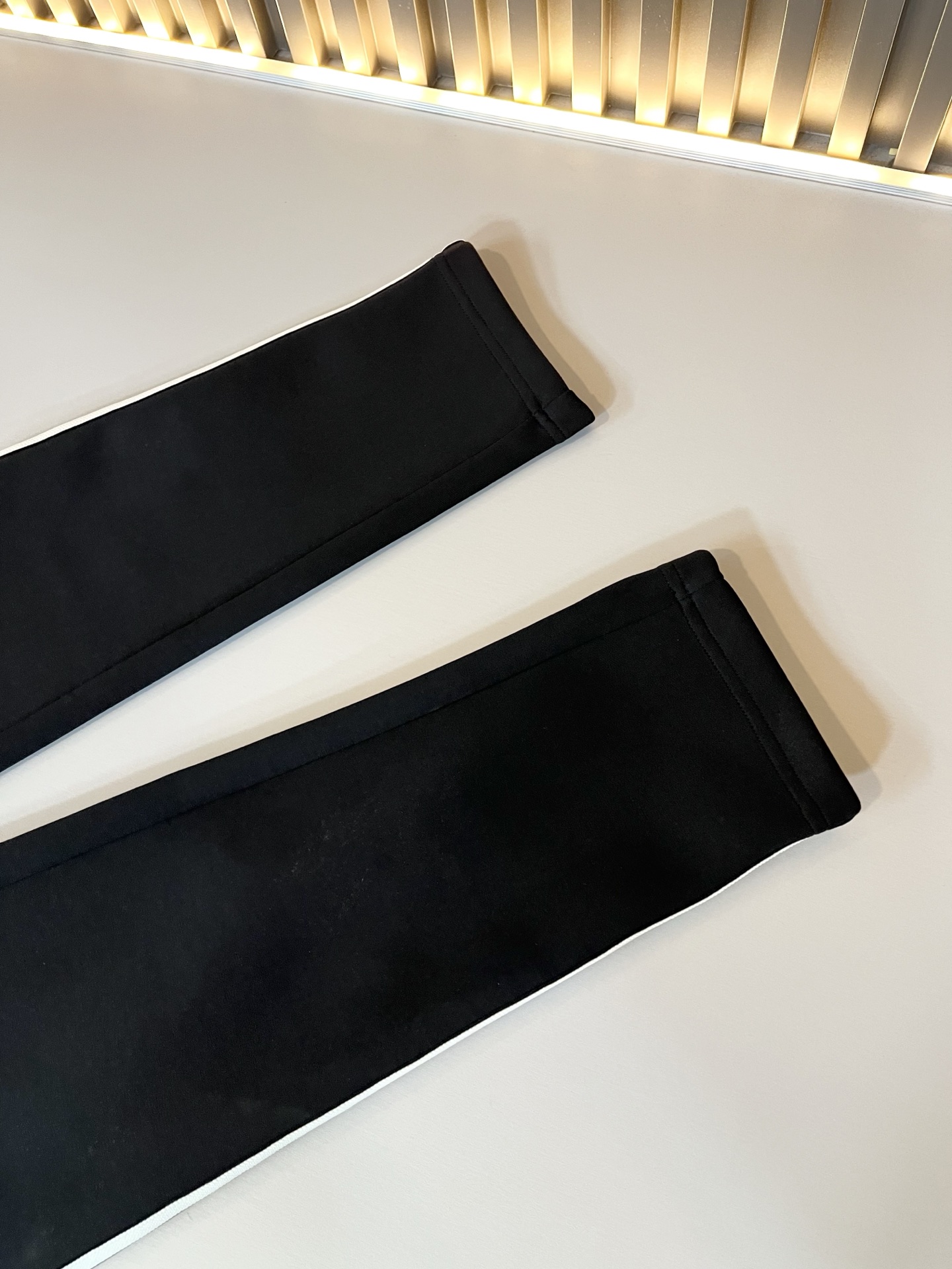  Arman阿*尼2025秋冬新款男士休闲套装原单代工厂订单，标志字母logo图案刺绣设计！简洁的设计精