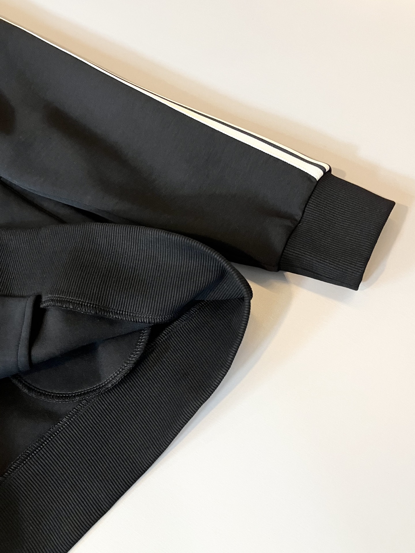  Arman阿*尼2025秋冬新款男士休闲套装原单代工厂订单，标志字母logo图案刺绣设计！简洁的设计精