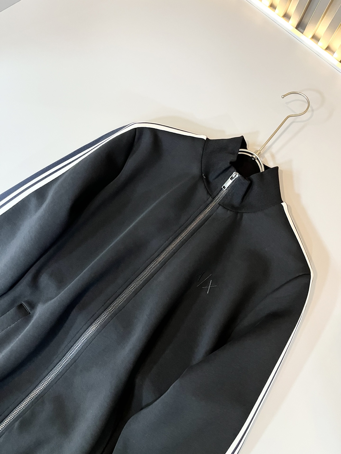  Arman阿*尼2025秋冬新款男士休闲套装原单代工厂订单，标志字母logo图案刺绣设计！简洁的设计精